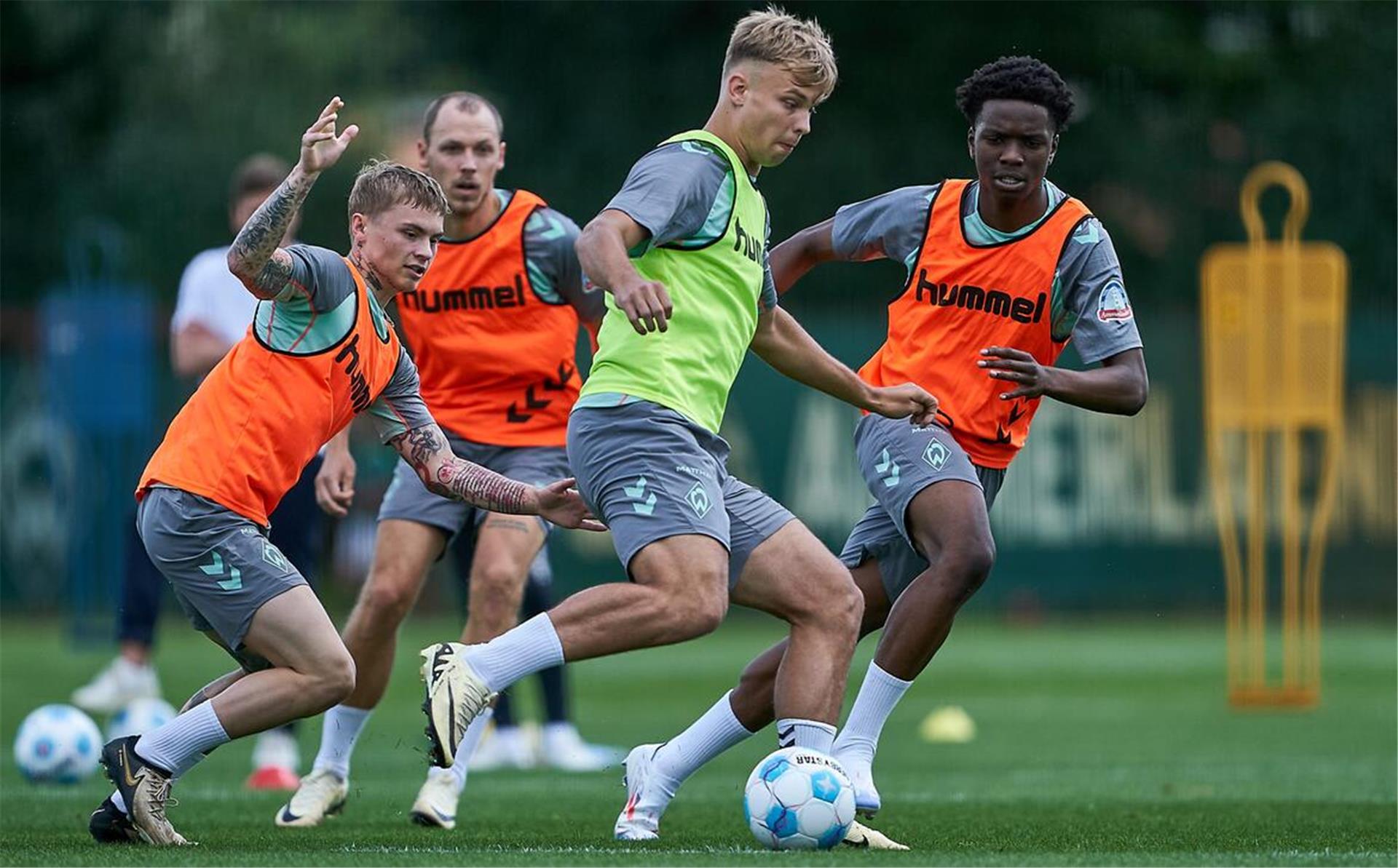 Am Montag hat der gebürtige Gnarrenburger Keke Topp erstmals mit der Werder-Elf trainiert. Trainer Ole Werner verspricht sich viel vom 20-jährigen Stürmer, will ihm aber Zeit geben.