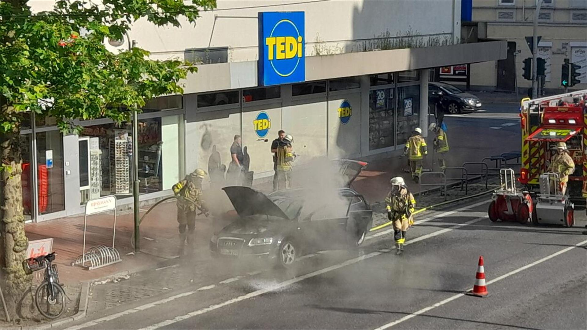 Am Montagmorgen hat ein Auto in der Hafenstraße gebrannt.