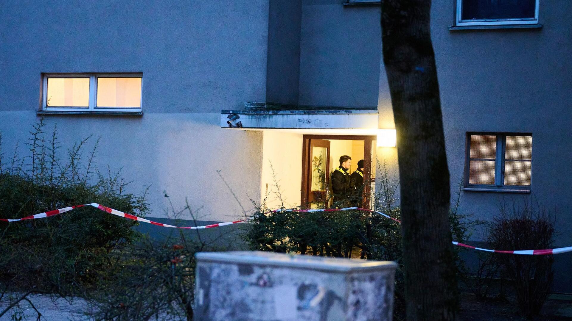 Am Morgen nach der Festnahme der früheren RAF-Terroristin Daniela Klette stehen noch Polizisten im Hauseingang in der Wohnung.