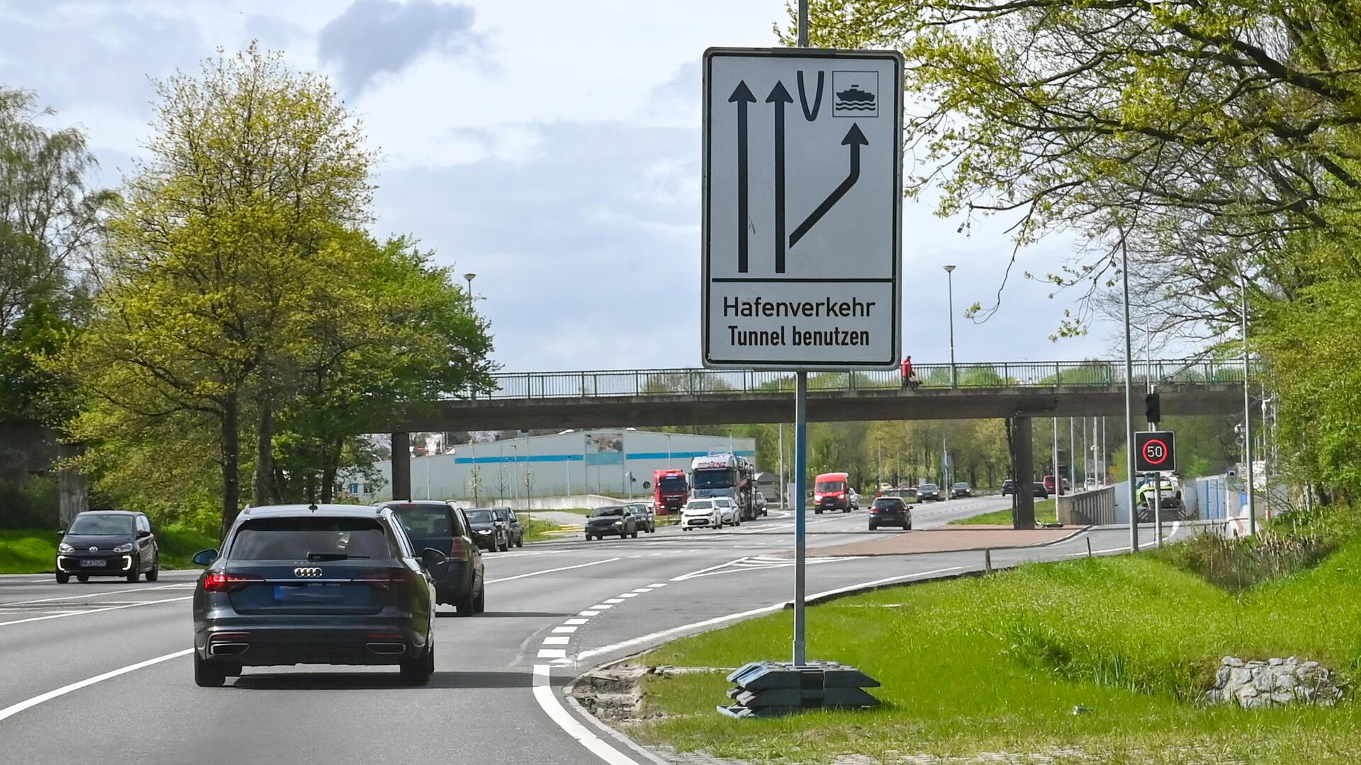 Am Ostende des Hafentunnel wird jetzt auch mit Schild hingewiesen.