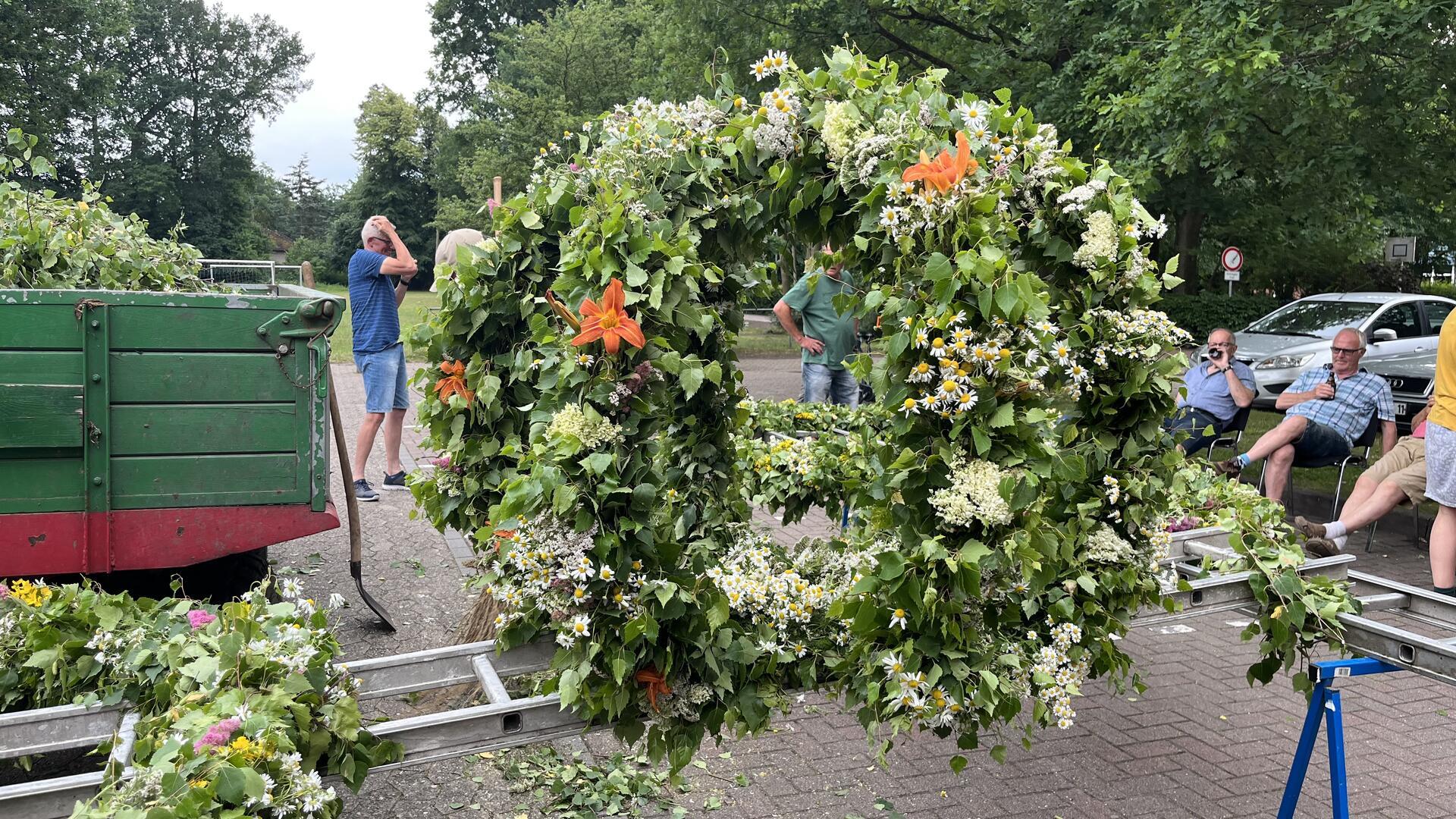 Ein bunt geschmückter Mittsommerbaum.