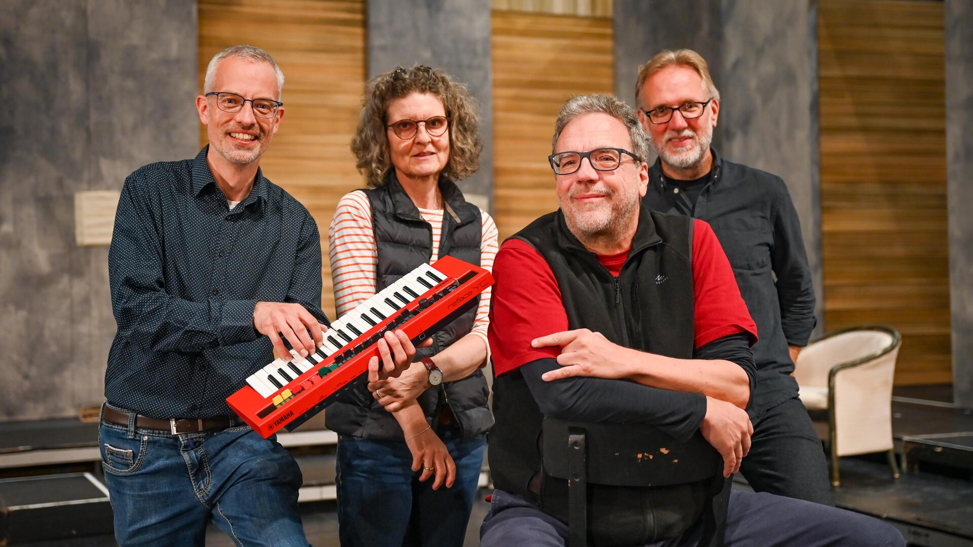 Am Sonnabend ist Premiere des Stücks „Der Diener zweier Herren“, an dessen Umsetzung drei Herren und eine Herrin beteiligt sind: Jan-Hendrik Ehlers (Musik), Monika Frenz (Bühnenbild und Kostüm), Regisseur Kay Neumann sowie Dramaturg und Schauspielleiter Peter Hilton Fliegel.