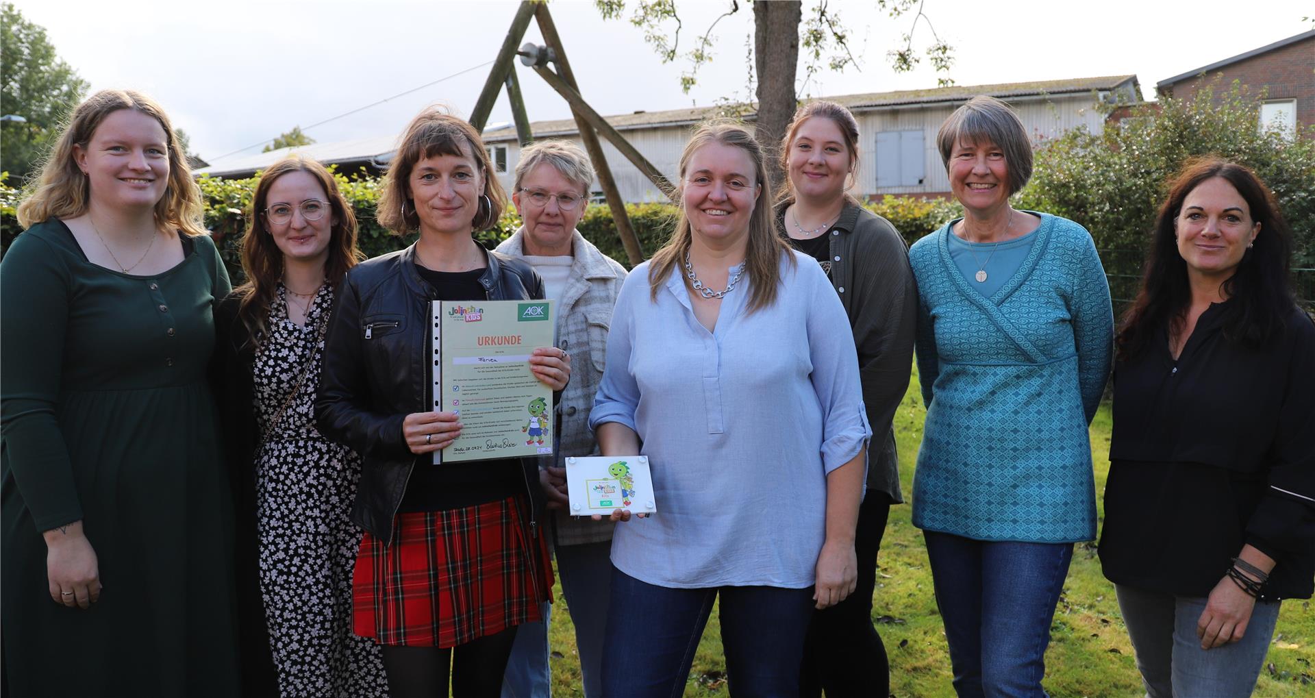 Am Sonnabend überreichte AOK Präventionsberaterin Monika Meier (Zweite von rechts) dem Mitarbeiterteam der Farvener Kindertagesstätte Urkunde und Julinchen-Schild.