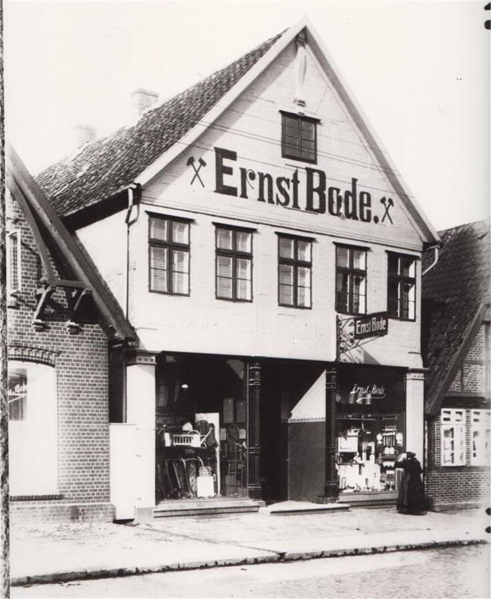 Am Sonntag, 18. August, um 15 Uhr zeigt Heimatforscher Rainer Brandt in Steffens Gasthof in Ohrel den Vortrag „Verschwundene Geschäfte in Bremervörde“. Auf dem Bild: Das Eisenwarengeschäft Bode um 1910.