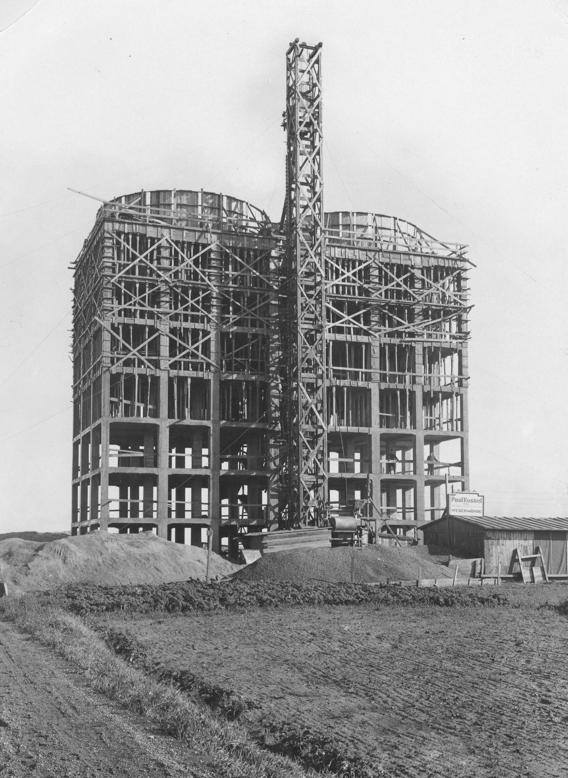 Wohnwasserturm Schwarzweißfoto