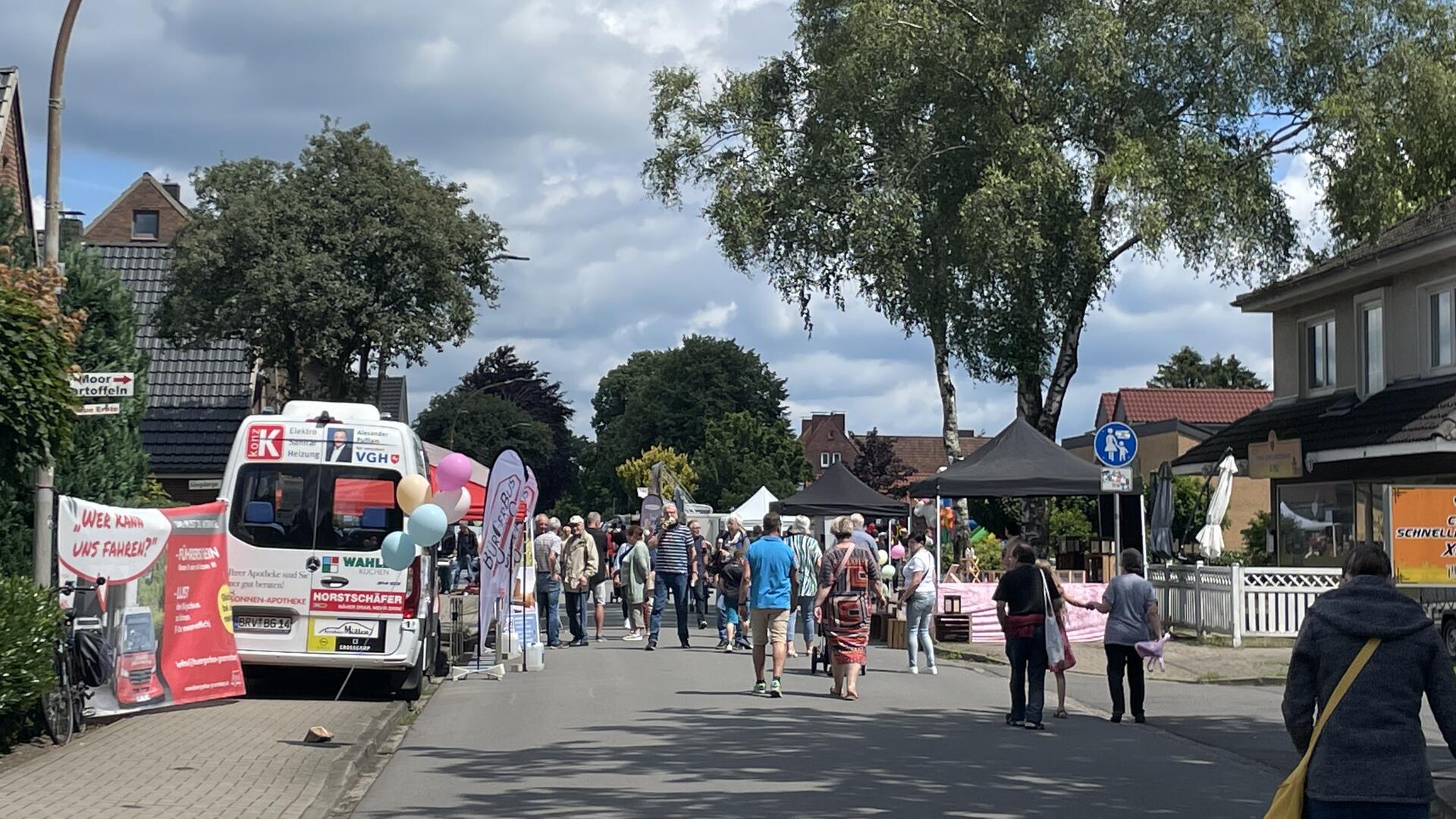 Am Sonntag lud der WIR Gnarrenburg zu seinem ersten Mittsommerfest in der Hermann-Lamprecht-Straße ein. Zahlreiche Aussteller, Gastronomen, Kinderattraktionen sorgten für einen unvergesslichen Tag.