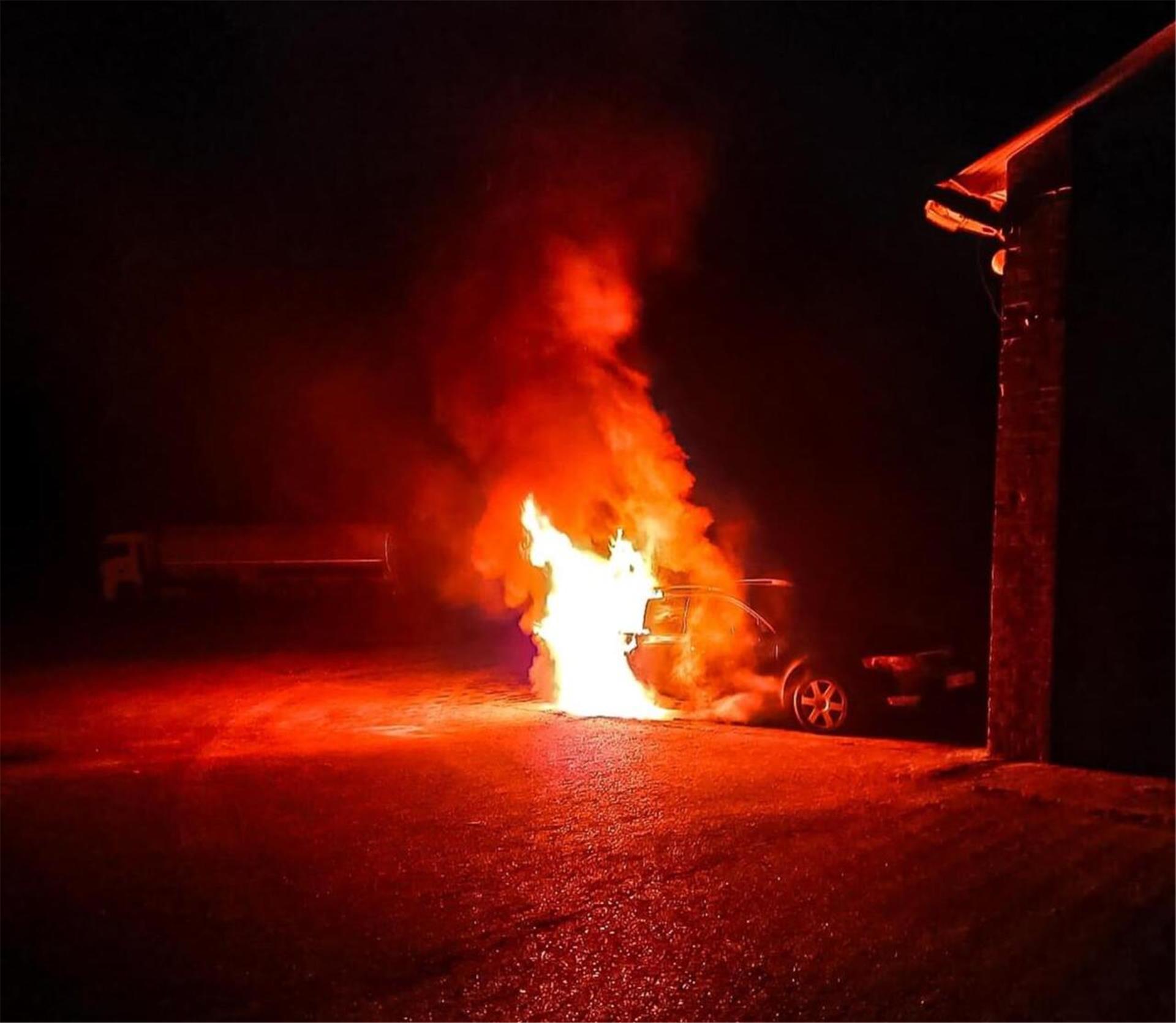 Am Sonntagabend ist auf dem Gelände einer Speditionsfirma an der Mühlenstraße in Barchel ein Auto in Brand geraten.