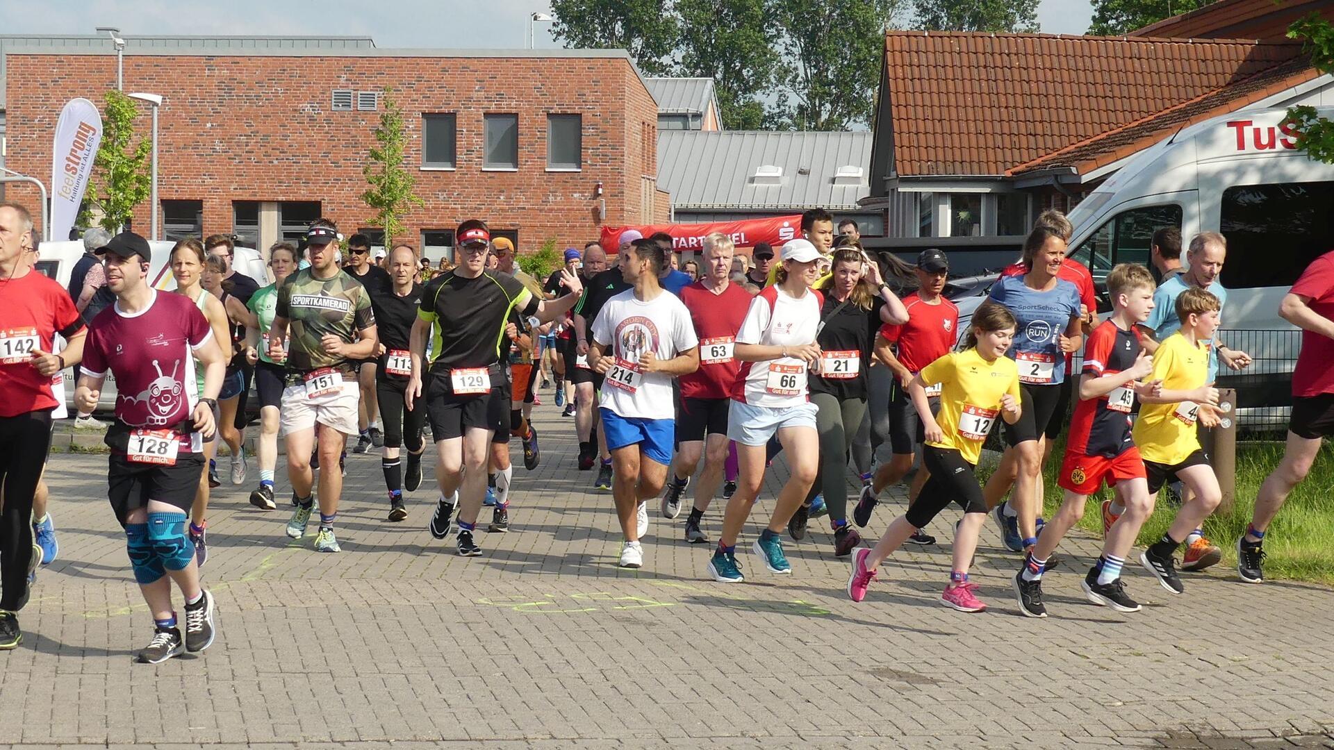 Am Start trennen sich die Wege, nach rechts beginnt die 15,9 km Strecke, nach links die 5,3 km.