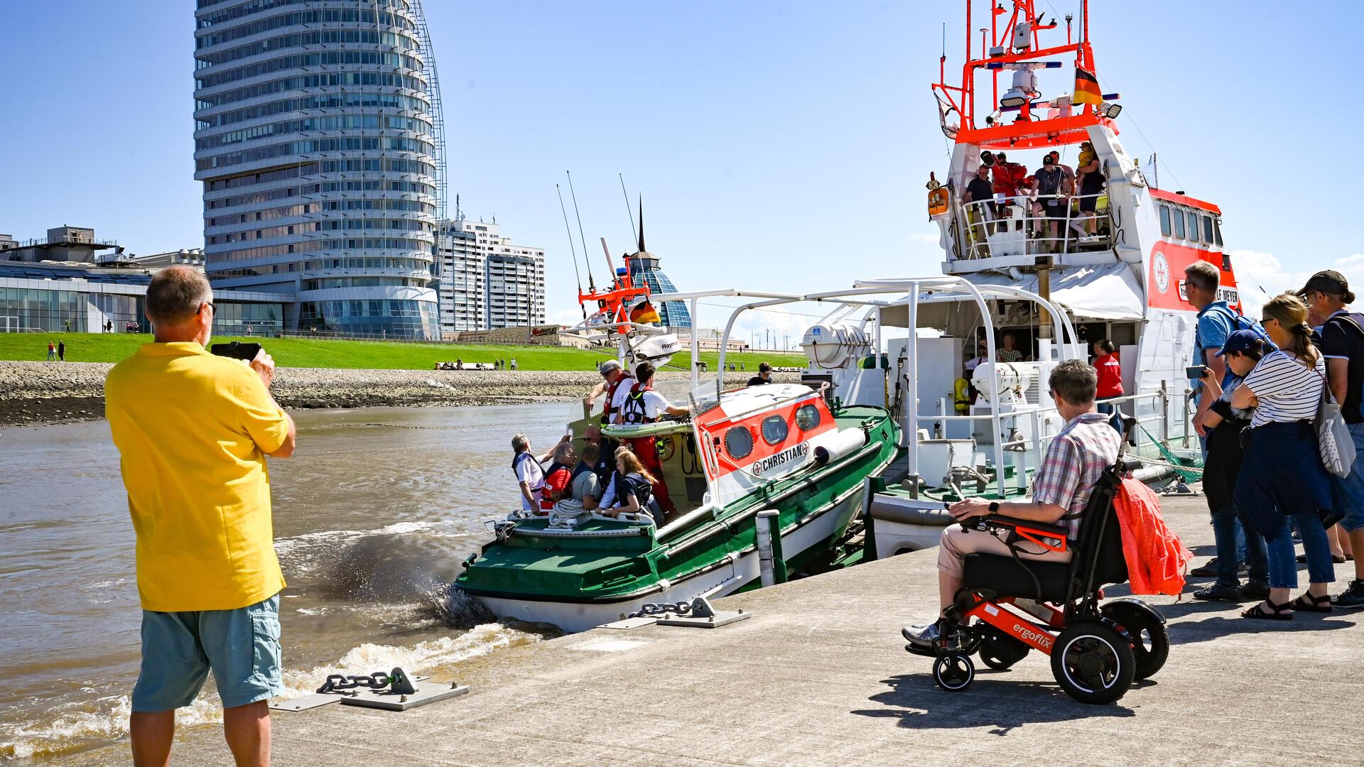 Am Tag der Seenotretter lädt die "Hermann Rudolf Meyer" mit der "Emil Zimmermann" an die Seebäderkaje ein.