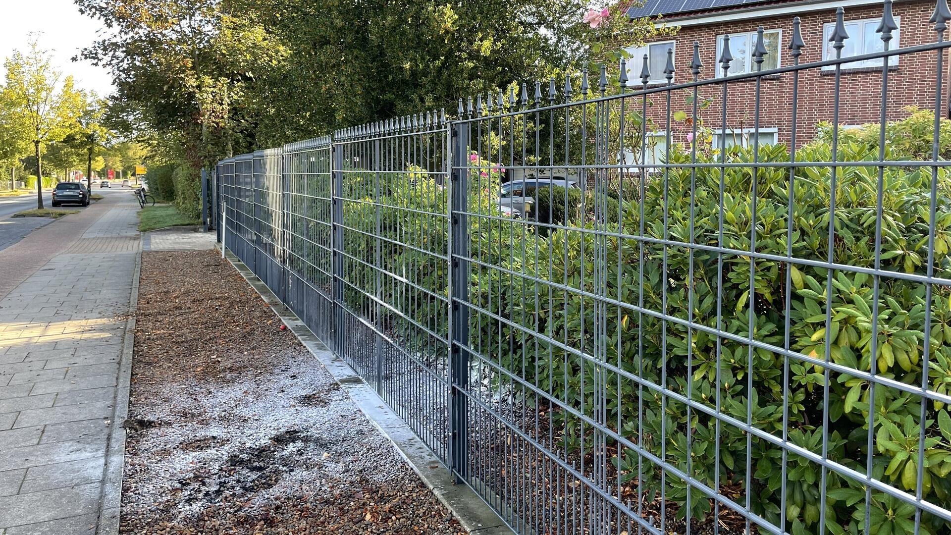 Am Tag nach dem brutalen Angriff in Altenwalde sind Reste von Löschschaum am Straßenrand zu sehen.