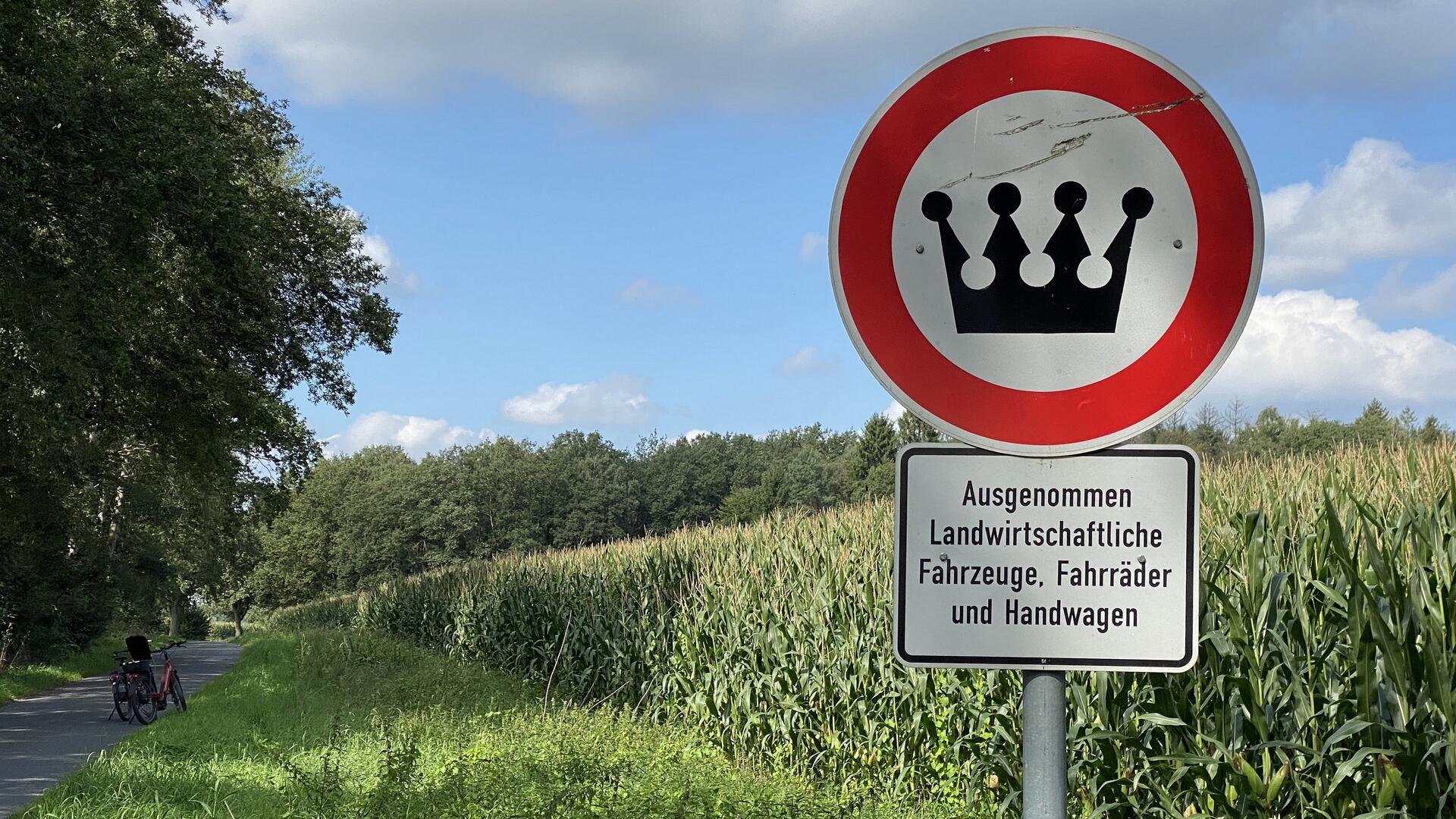 Am Wegesrand zwischen Otterstedt und Vorwerk entdeckten die Kreisnaturschutzbeauftragte Dr. Christiane Looks und ihr Mann Joachim ein rätselhaftes Hinweisschild.