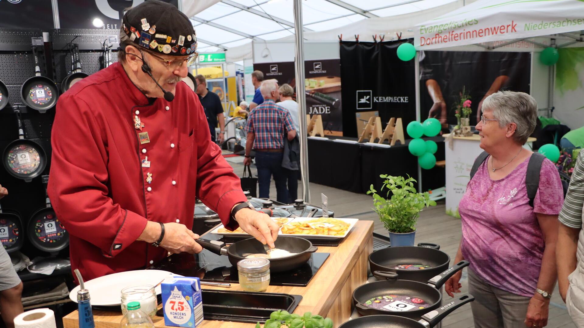 Am besten lässt man sich zeigen, wie die Pancakes aus der gusseisernen Pfanne aussehen. Und der Duft unterstützt dann die Kaufentscheidung.