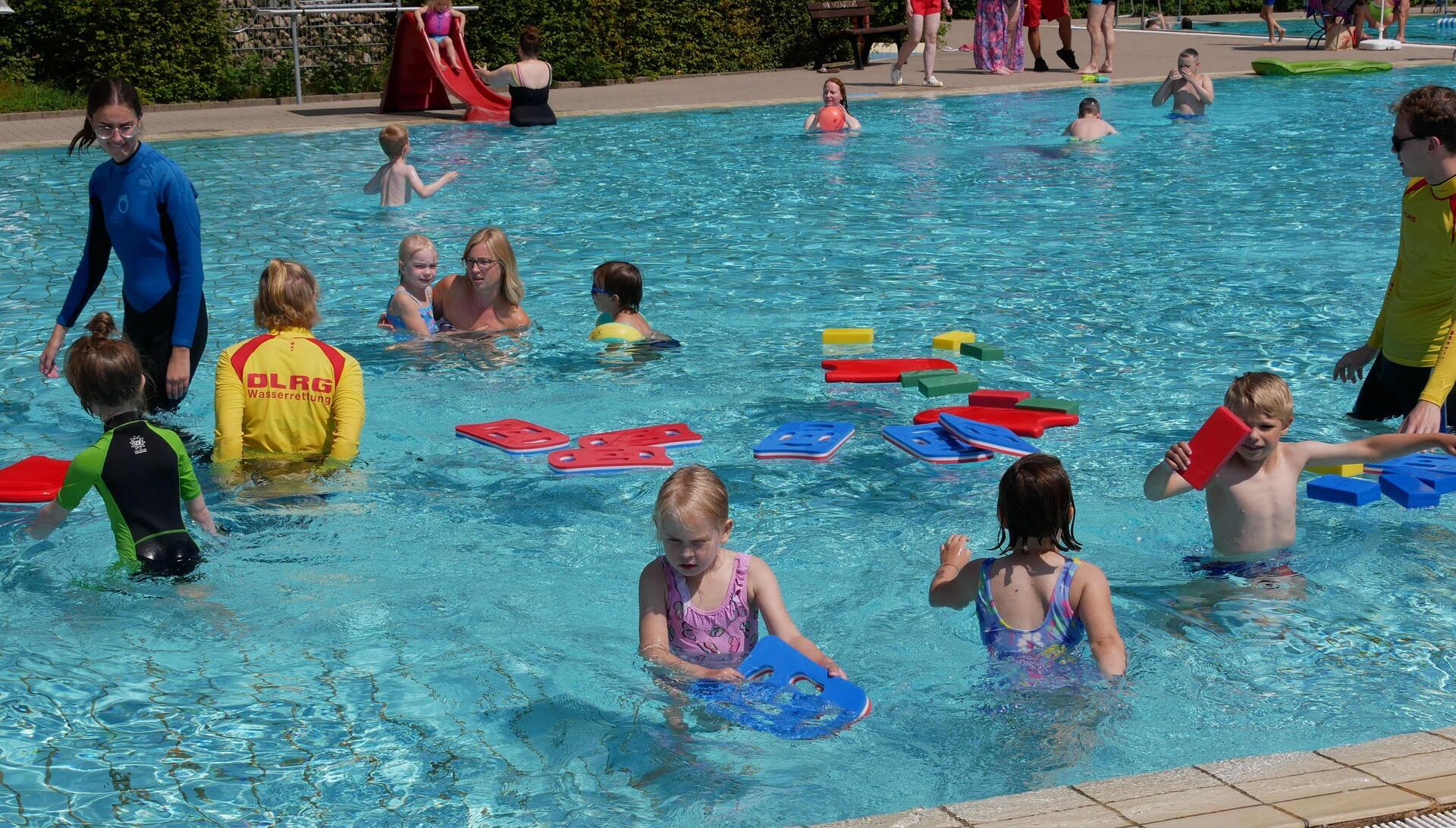 Kleine Kinder vergnügen sich im Wasser. 