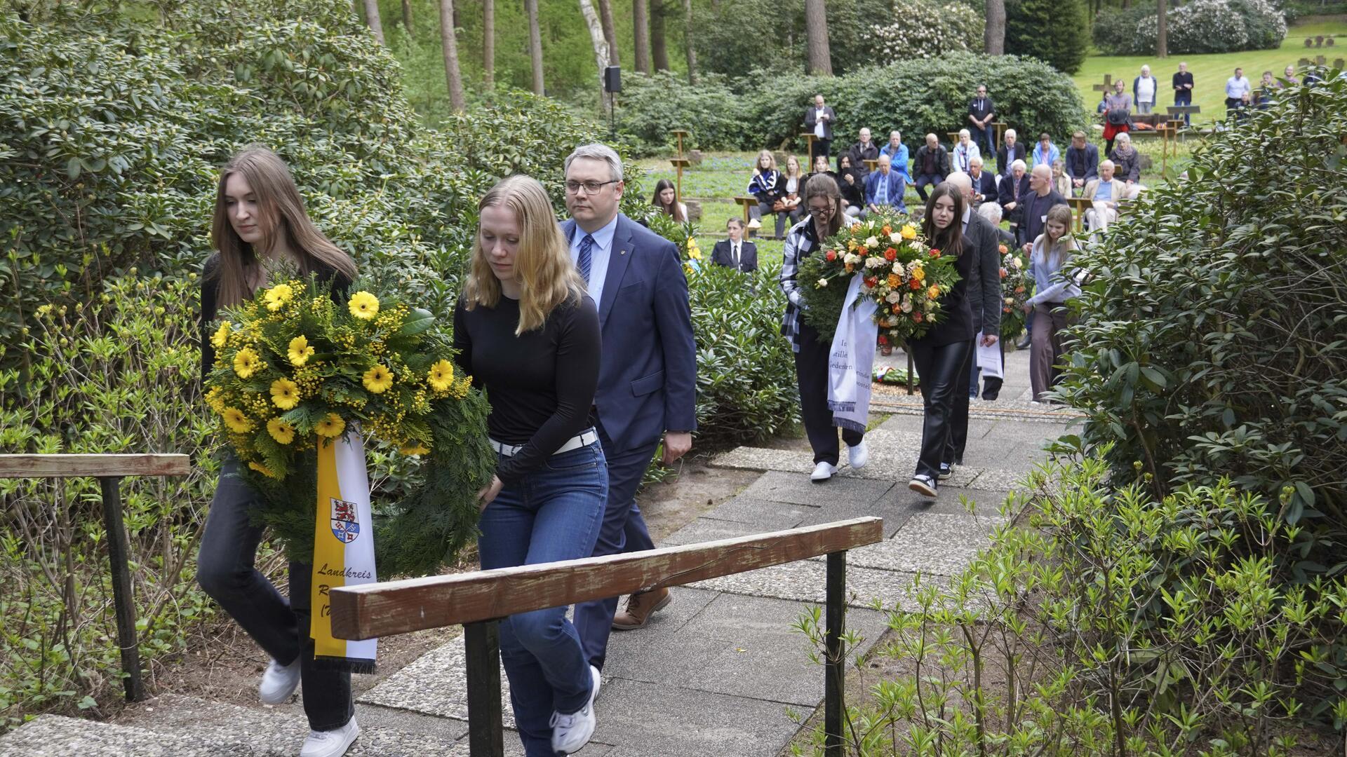 Am gestrigen Montag hatten Stiftung Lager Sandbostel und die Gedenkstätte Lager Sandbostel zur Kranzniederlegung auf dem ehemaligen Lagerfriedhof geladen.