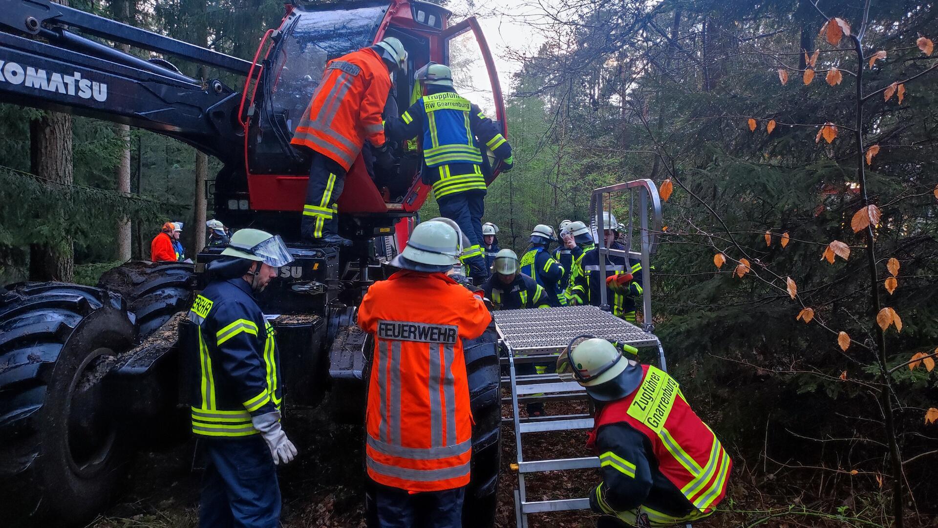 Am vergangenen Donnerstag übte die Feuerwehr in Brillit die Rettung einer Person aus einem Harvester.