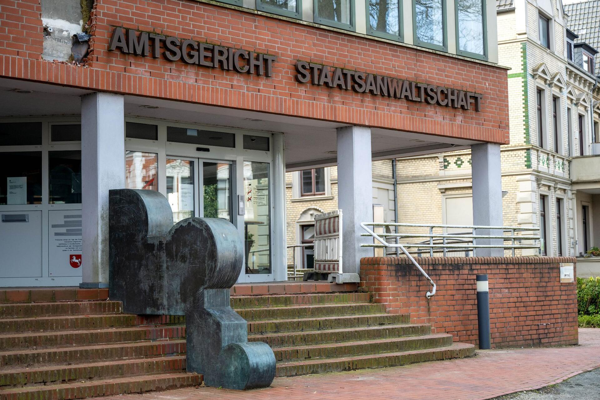 Amtsgericht und Staatsanwaltschaft steht über dem Eingang zum Justizgebäude in Verden. Dort wird gegen einen Mann aus Sittensen verhandelt, der am Unfalltod einer 28-Jährigen schuld sein soll.