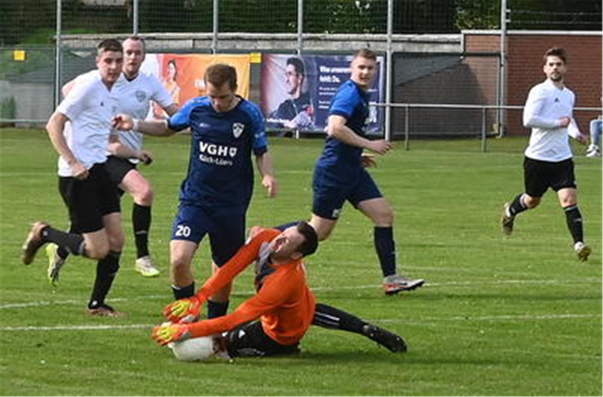 An Moritz Brünjes lag es nicht, dass die SG Oste gegen Wilstedt mit 0:1 verlor. In dieser Szene klärt der Keeper gegen Bent-Niklas Otten.