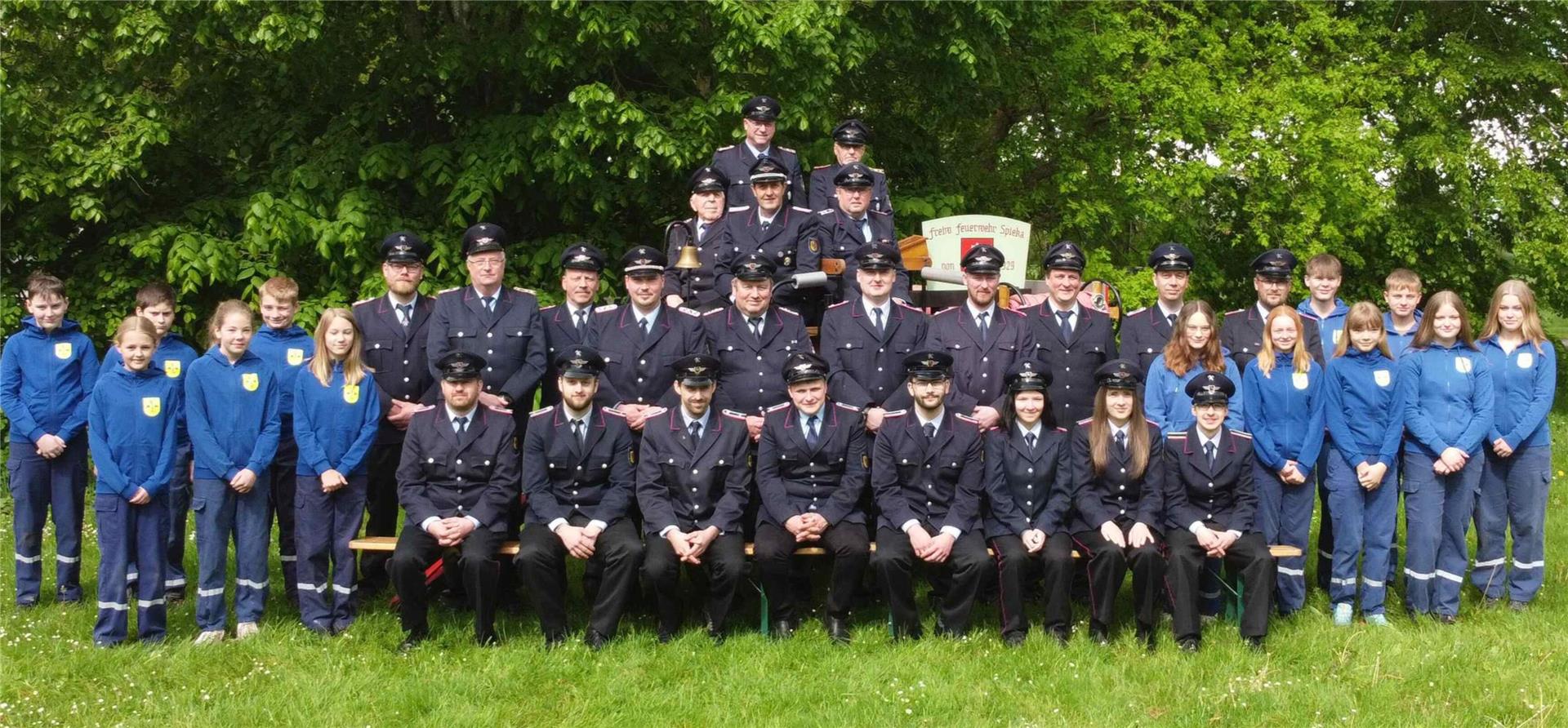 Gruppenbild: An Nachwuchs und Aktiven mangelt es der Freiwilligen Feuerwehr Spieka nicht.