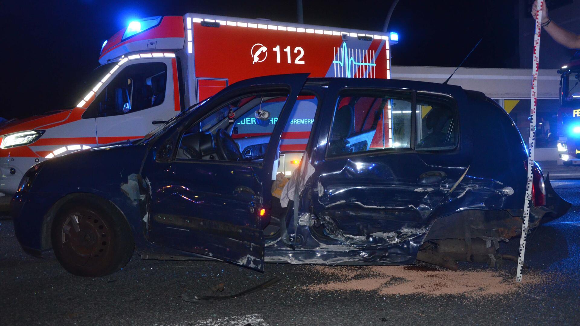 An dem Renault wurde ein Hinterrad abgerissen, der Fahrer wurde verletzt.