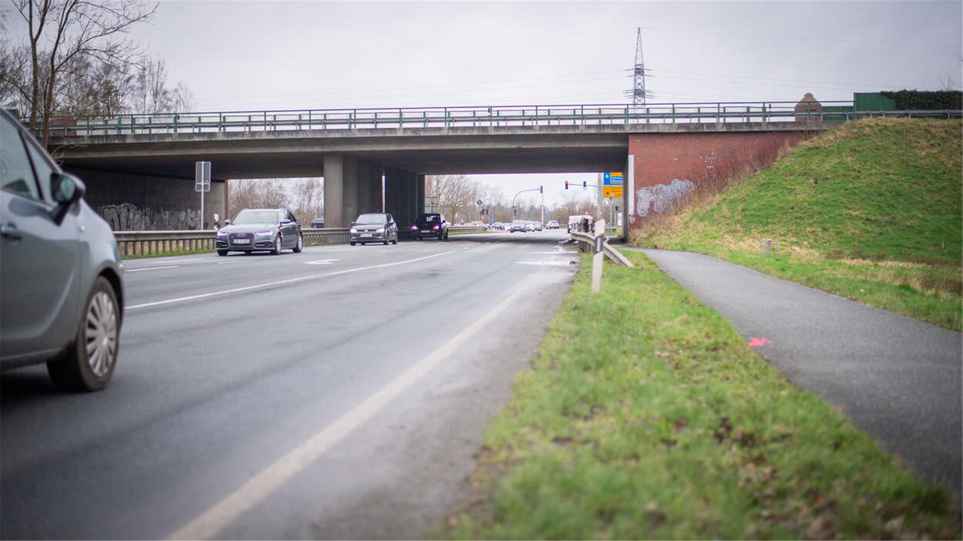 An der Anschlussstelle Bremerhaven-Wulsdorf sollten Montag die Arbeiten für den Neubau der Brücke über die B71 beginnen.