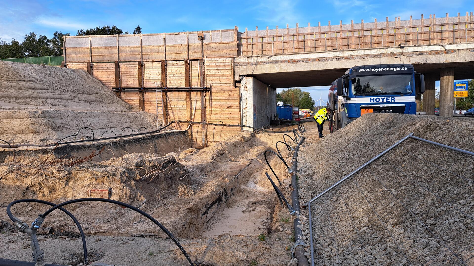 An der Autobahn in und bei Bremerhaven gibt es derzeit mehrere Baustellen. Unter anderem wird in Wulsdorf eine Brücke erneuert. Staus sind die Folge, über die sich hiesige Unternehmer ärgern.