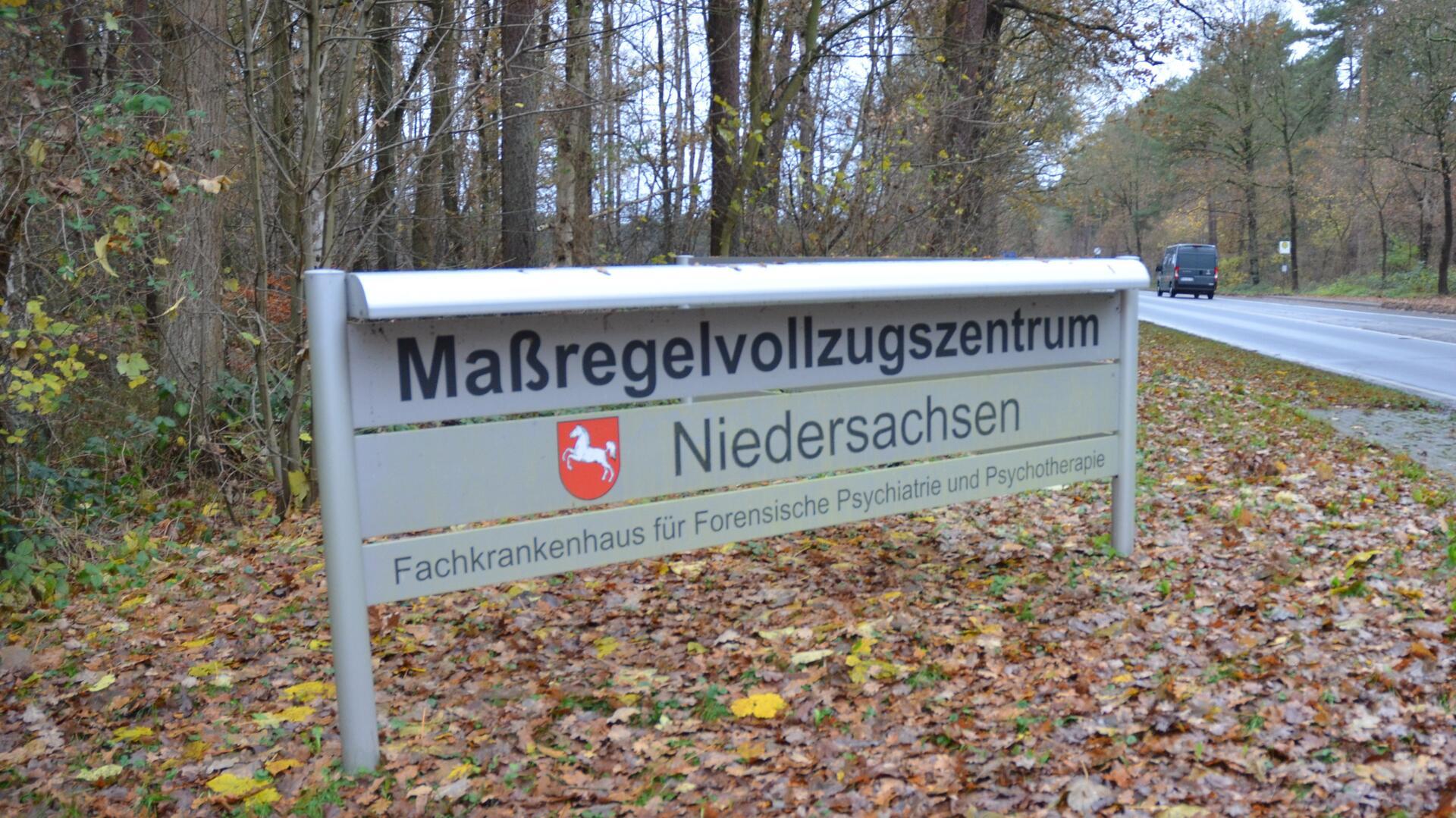 An der Hauptstraße zwischen Seedorf und Zeven ist dieses Schild der einzige Hinweis, dass hinter den Bäumen die Entzugsklinik ist. Hier sollen Straftäter ihren gerichtlich angeordneten Drogenentzug machen.