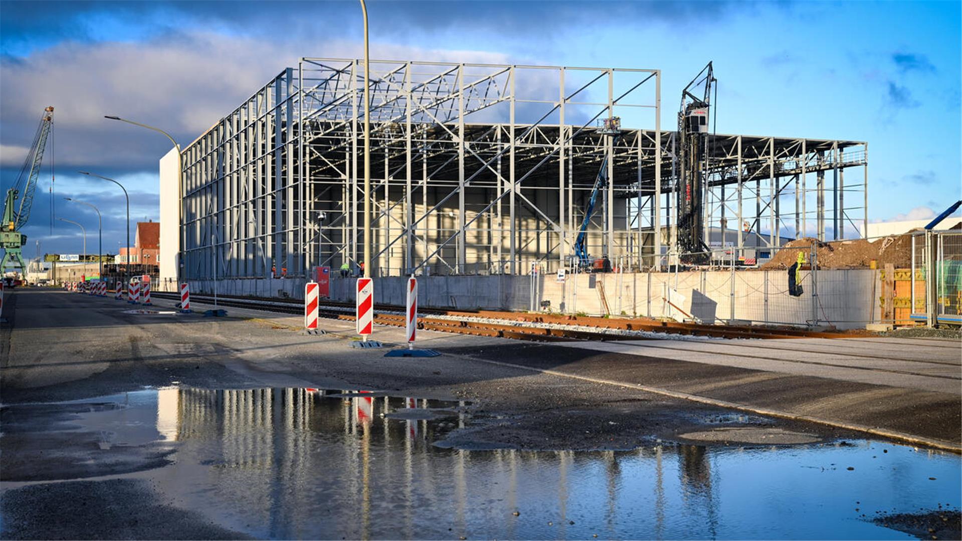 Im Bau befindliches Riesenkühlhaus von Lineage im Fischereihafen Bremerhaven.