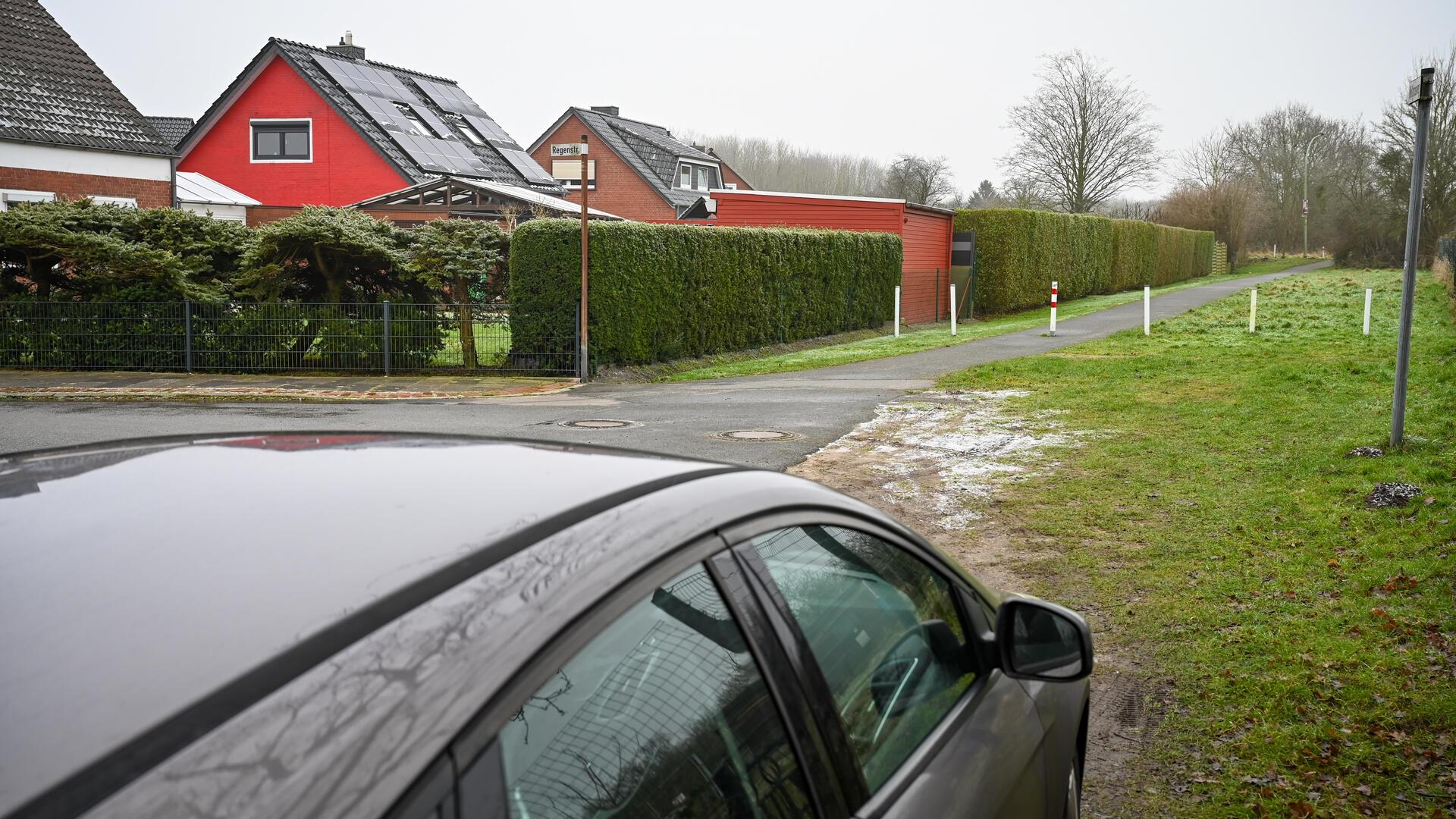 An der Regenstraße Ecke Wollgrasweg in Surheide lauerten Räuber.