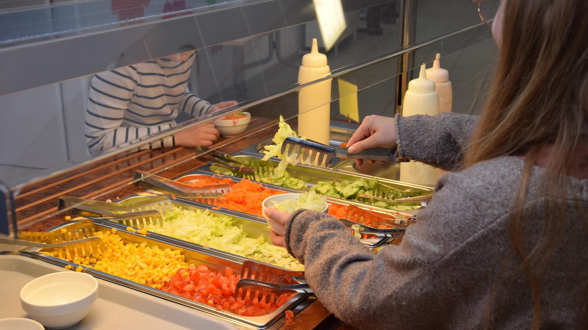 Salatbar in der Aula der Grundschule Selsingen.