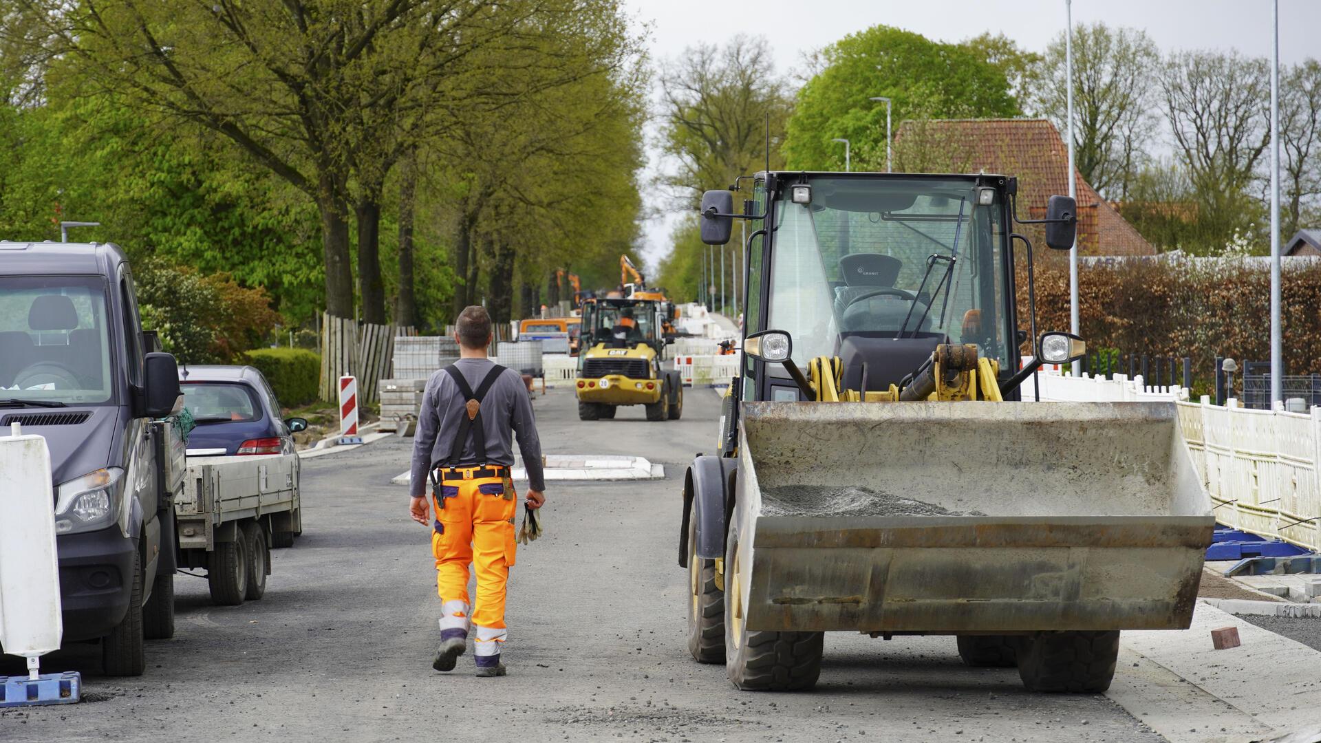 An der Sanierung der Ortsdurchfahrt Elm (B74) wird sei Monaten fleißig gearbeitet. Ursprünglich sah der Zeitplan eine Fertigstellung bis September 2024 vor. Nach einigen insbesondere Witterungsbedingten Verzögerungen wird nun das zweite Quartal 2025 angepeilt. 