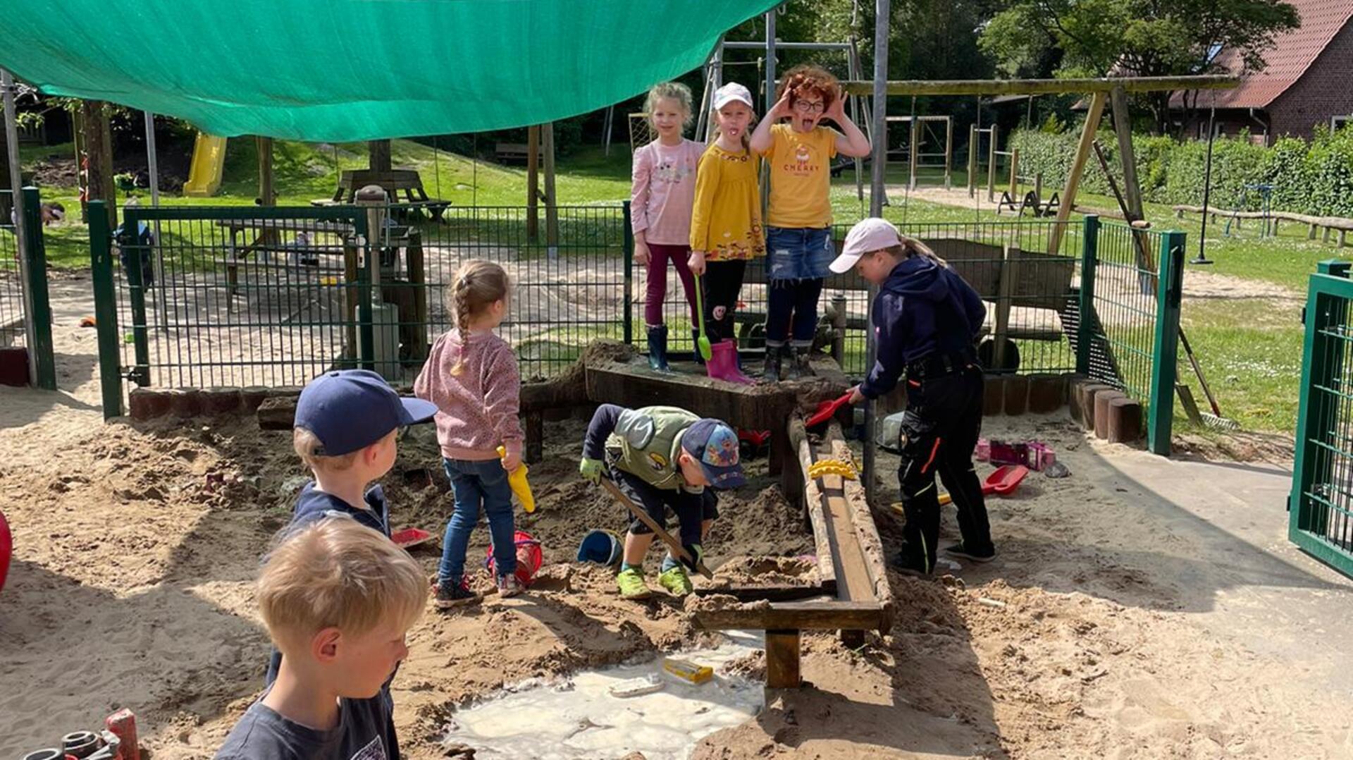 An der Steddorfer Kita packten jetzt Kinder und Erwachsene beim Gartentag gemeinsam an.