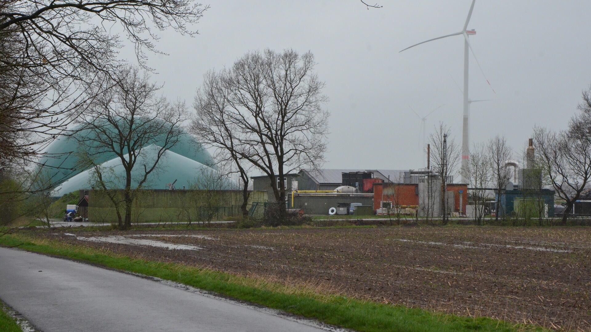 An der Straße Höpen in Ebersdorf soll ein Energiepark entstehen. Hier befindet sich bereits eine Biogasanlage des Investors.