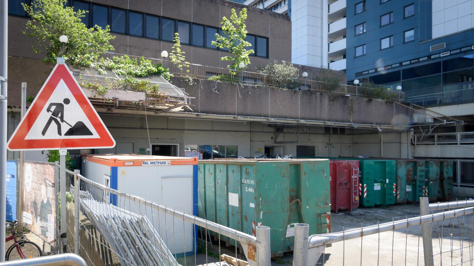 Abfallcontainer an Karstadt-Rampe