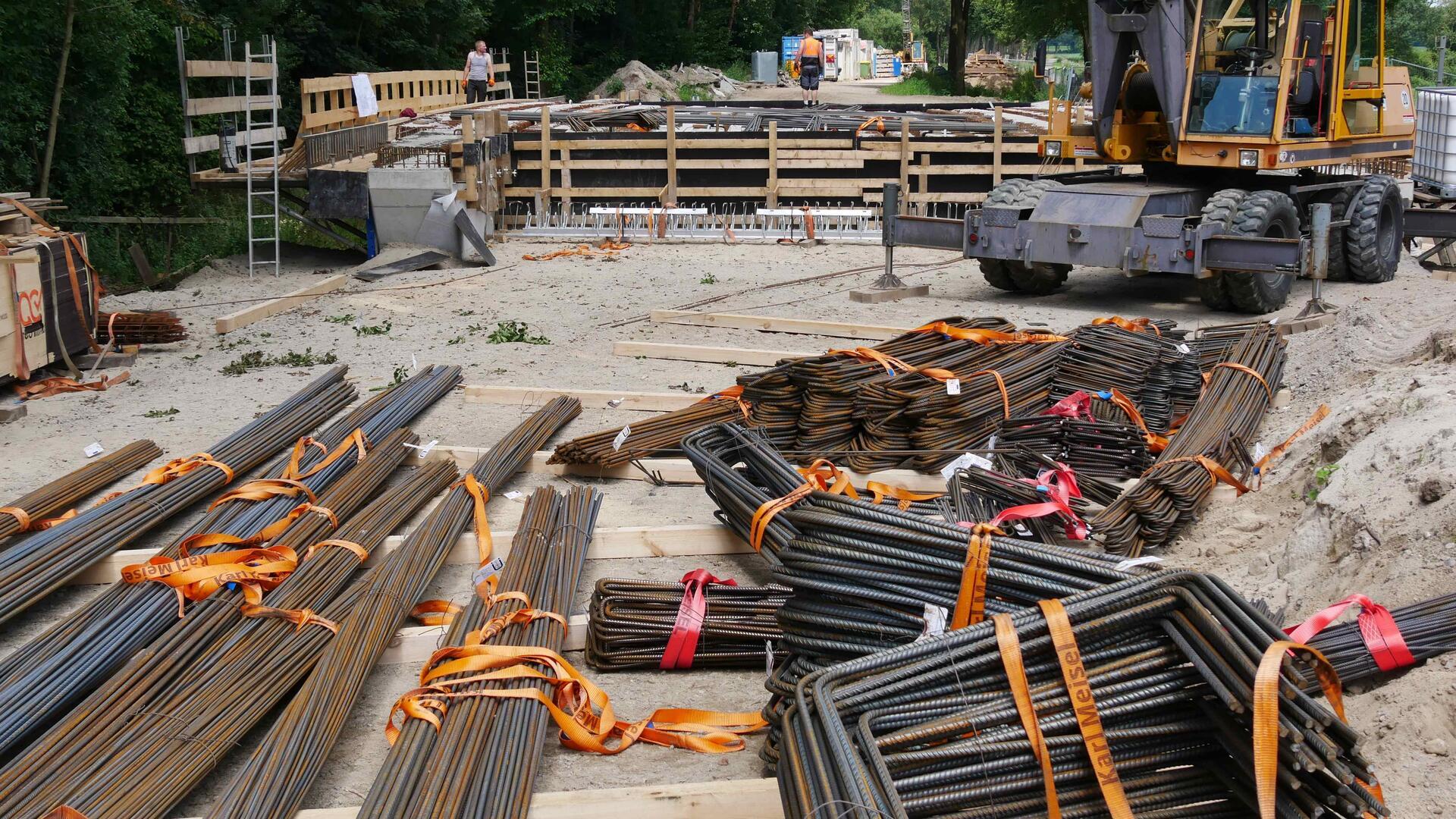 Auf der Baustelle liegt viel Stahl herum. 