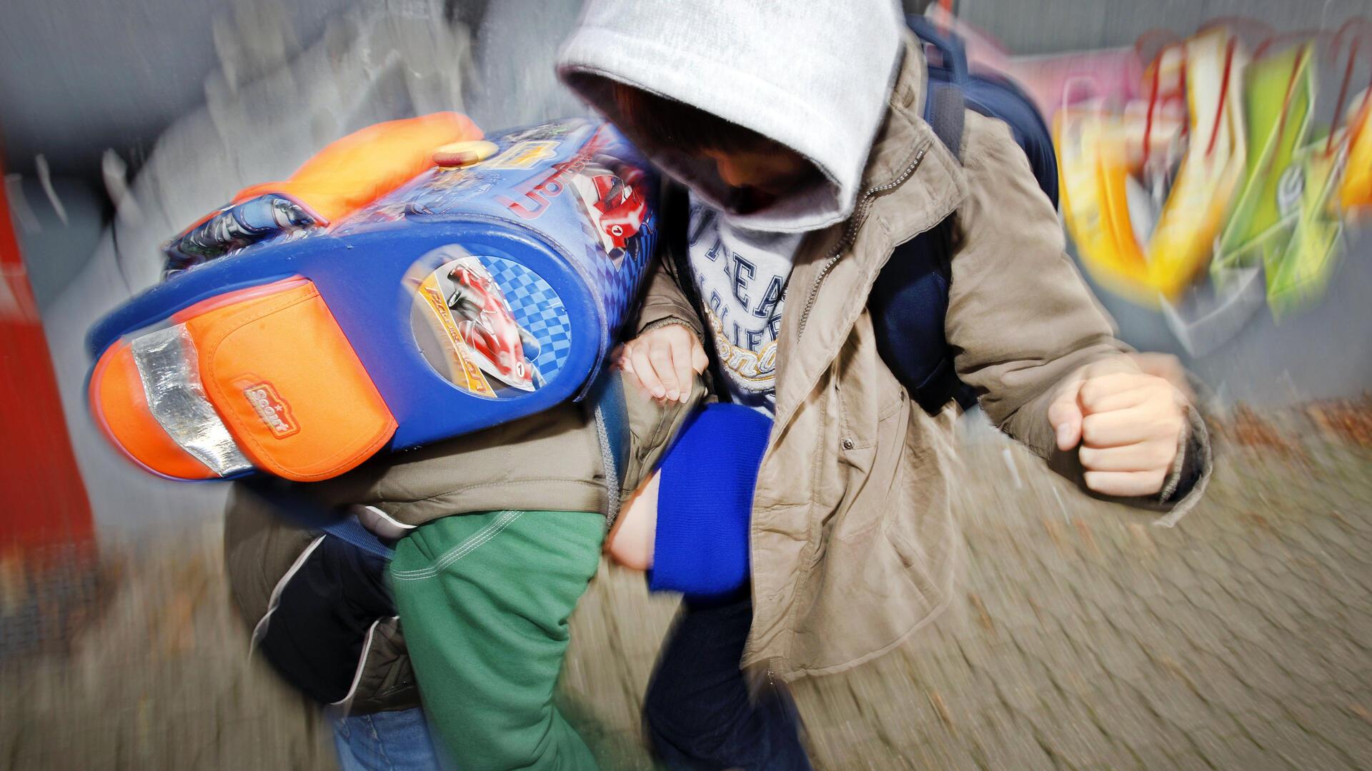 An deutschen Schulen geht es immer gewalttätiger zu. Prügeleien auf dem Schulhof zählen dabei sogar noch zu den harmloseren Gewaltvorfällen.