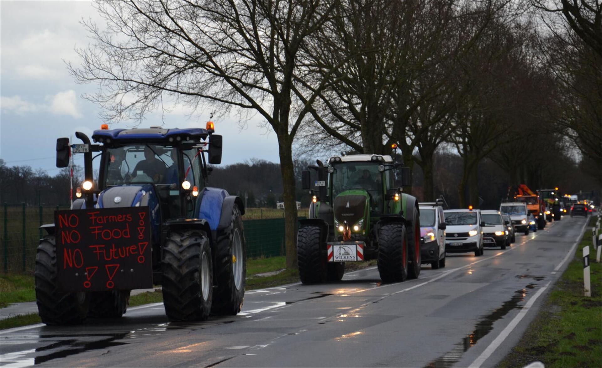 An die 100 Fahrzeuge bilden einen Konvoi. Trecker, Transporter, Pkw und Lkw rollten aus Wistedt nach Zeven. 