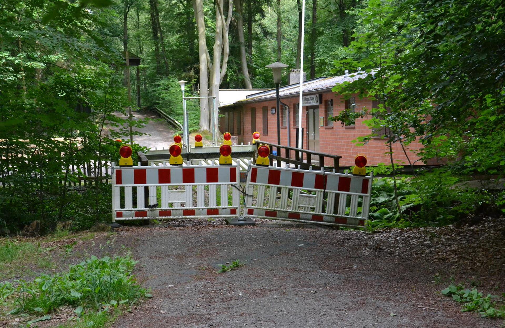 Die gesperrte Zevener Mehde-Brücke in der Ahe am Schießstand.