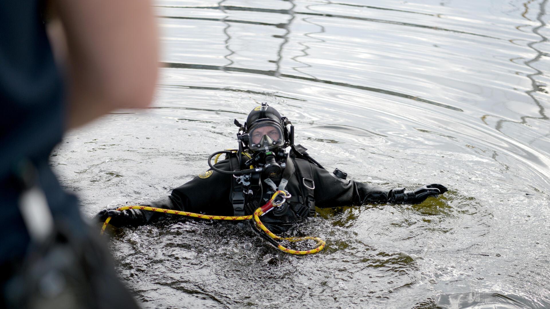 An mehreren Stellen stiegen die Taucher in das Becken des Neuen Hafens.