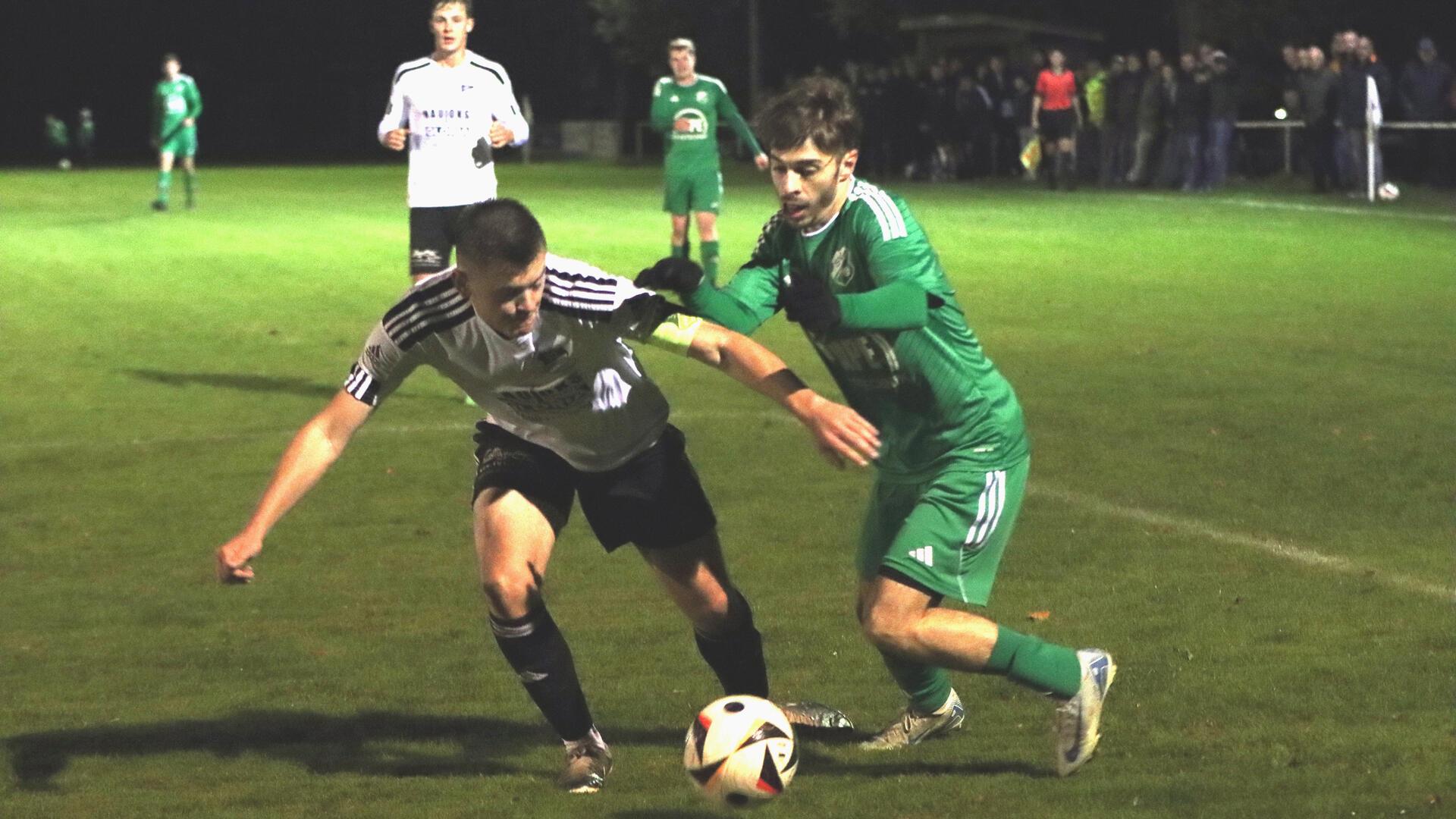 Anderlingens Offensivspieler Fabian Müller (re.) wird hier durch Torge Wichern, dem Schützen zum 1:1, gestellt.