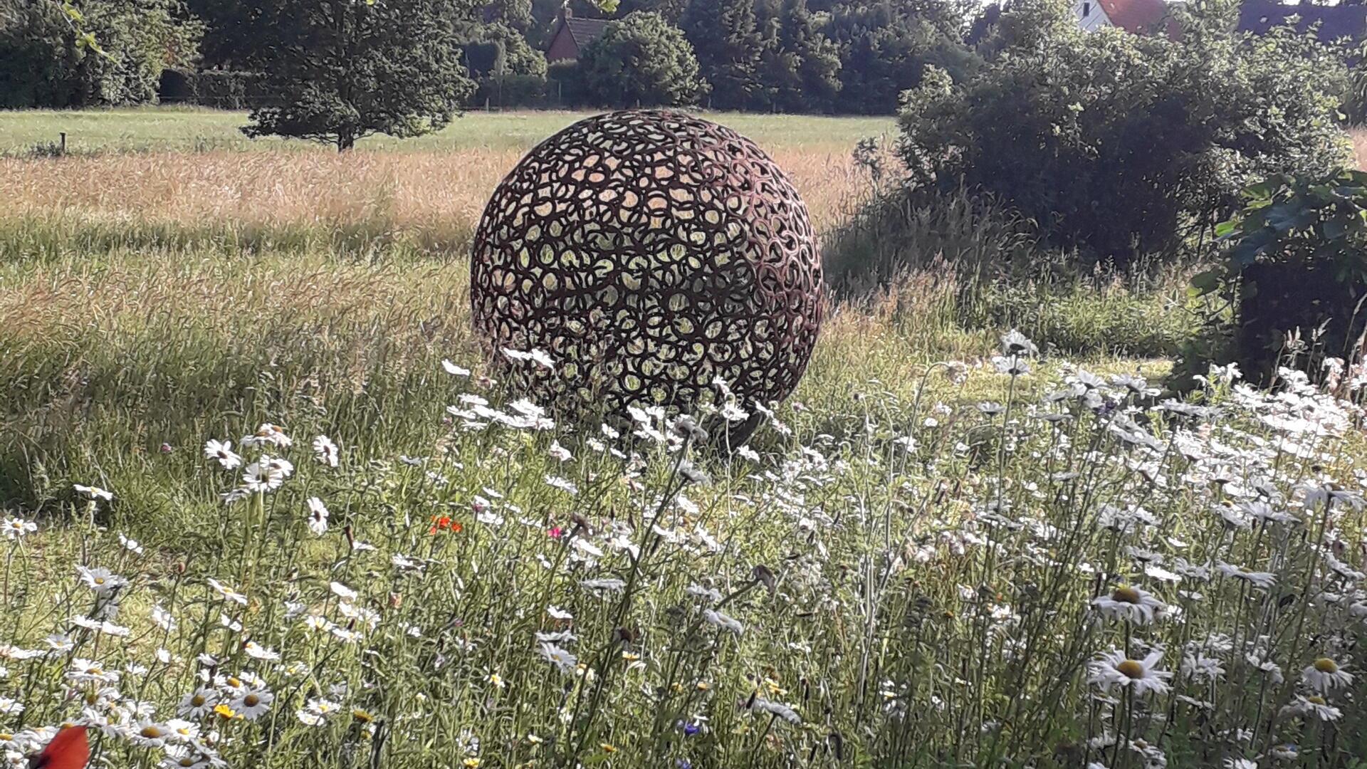 Garten mit Kunstobjekt