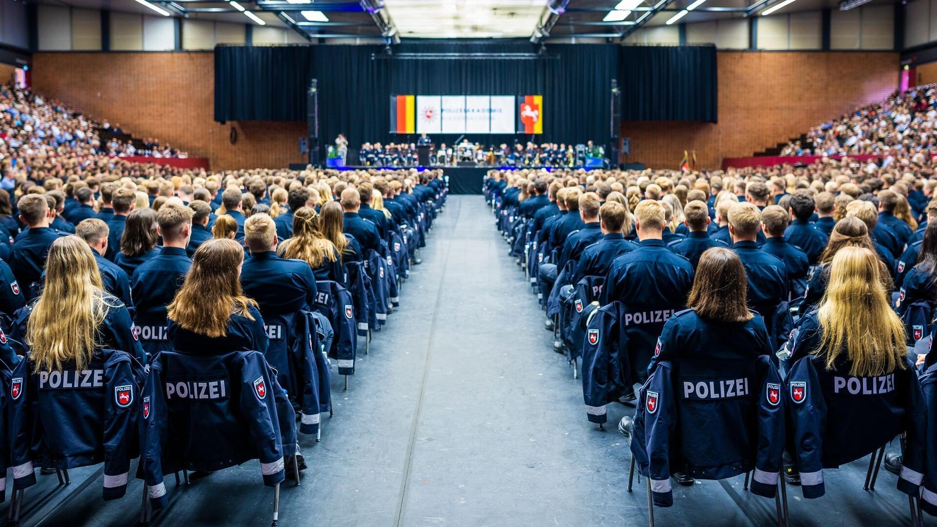 Angehende Polizistinnen und Polizisten des Bachelorstudienjahrgangs der Polizeiakademie Niedersachsen nehmen an ihrer Vereidigungsfeier in der Swiss Life Hall teil.