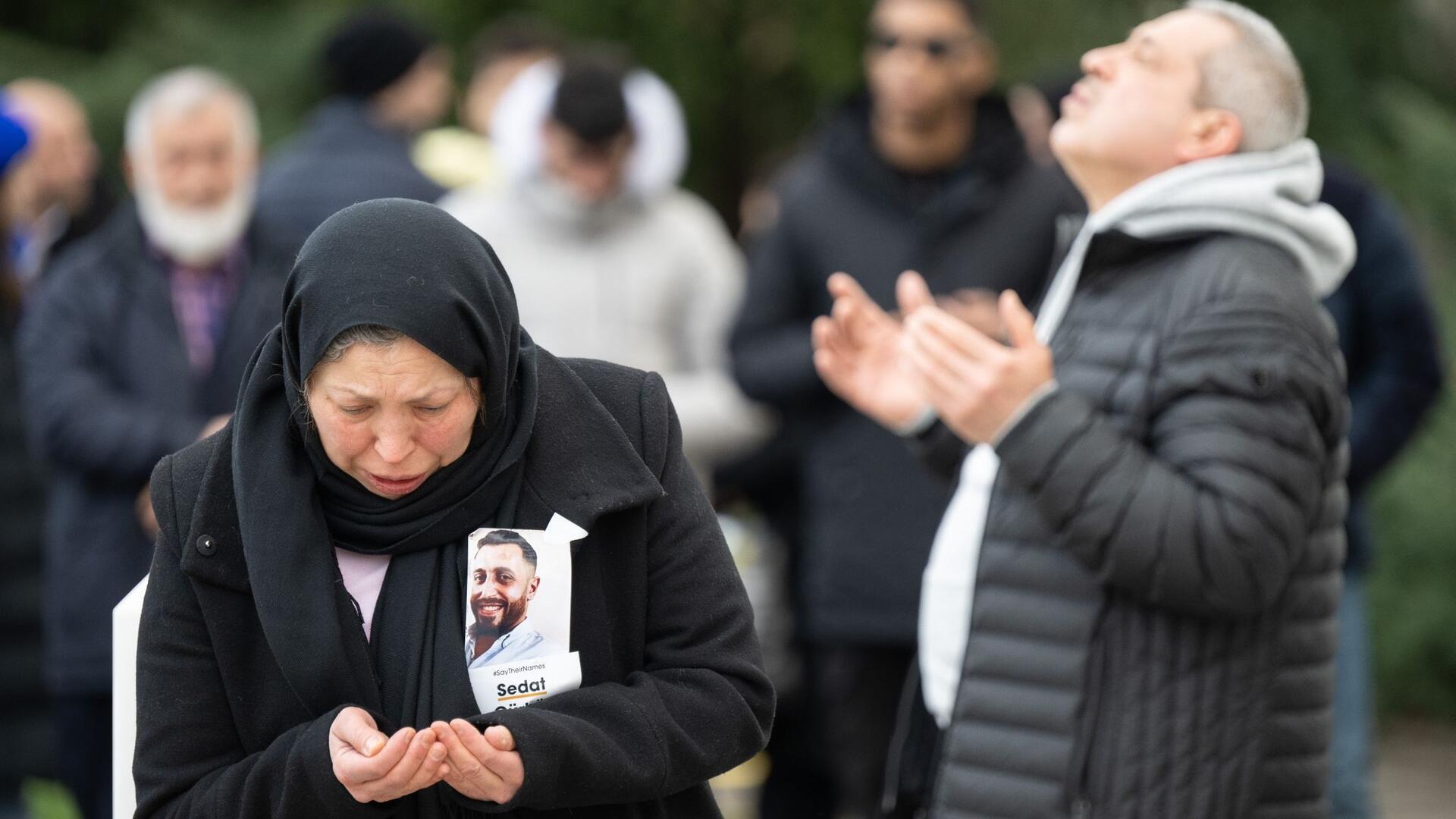 Angehörige und Freunde gedenken an den Gräbern auf dem muslimischen Gräberfeld des Hauptfriedhofs in Hanau der Opfer des rassistischen Anschlags vom 19. Februar 2020.