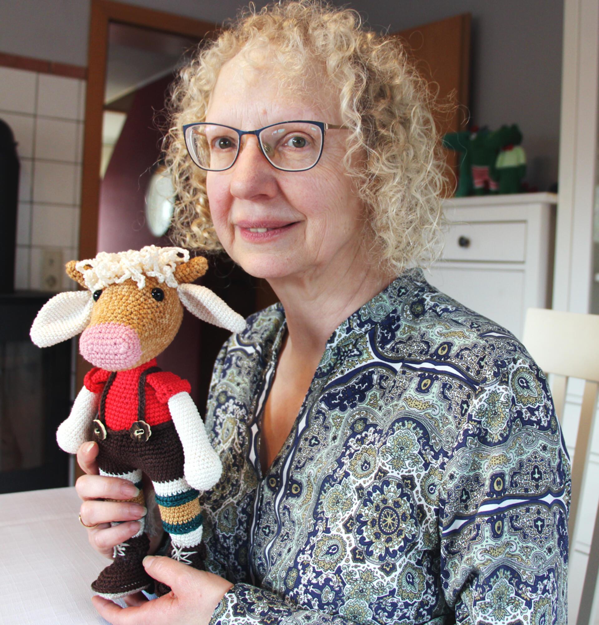 Angelika Hecht mit ihrer Lieblingsfigur ,,Freddy".