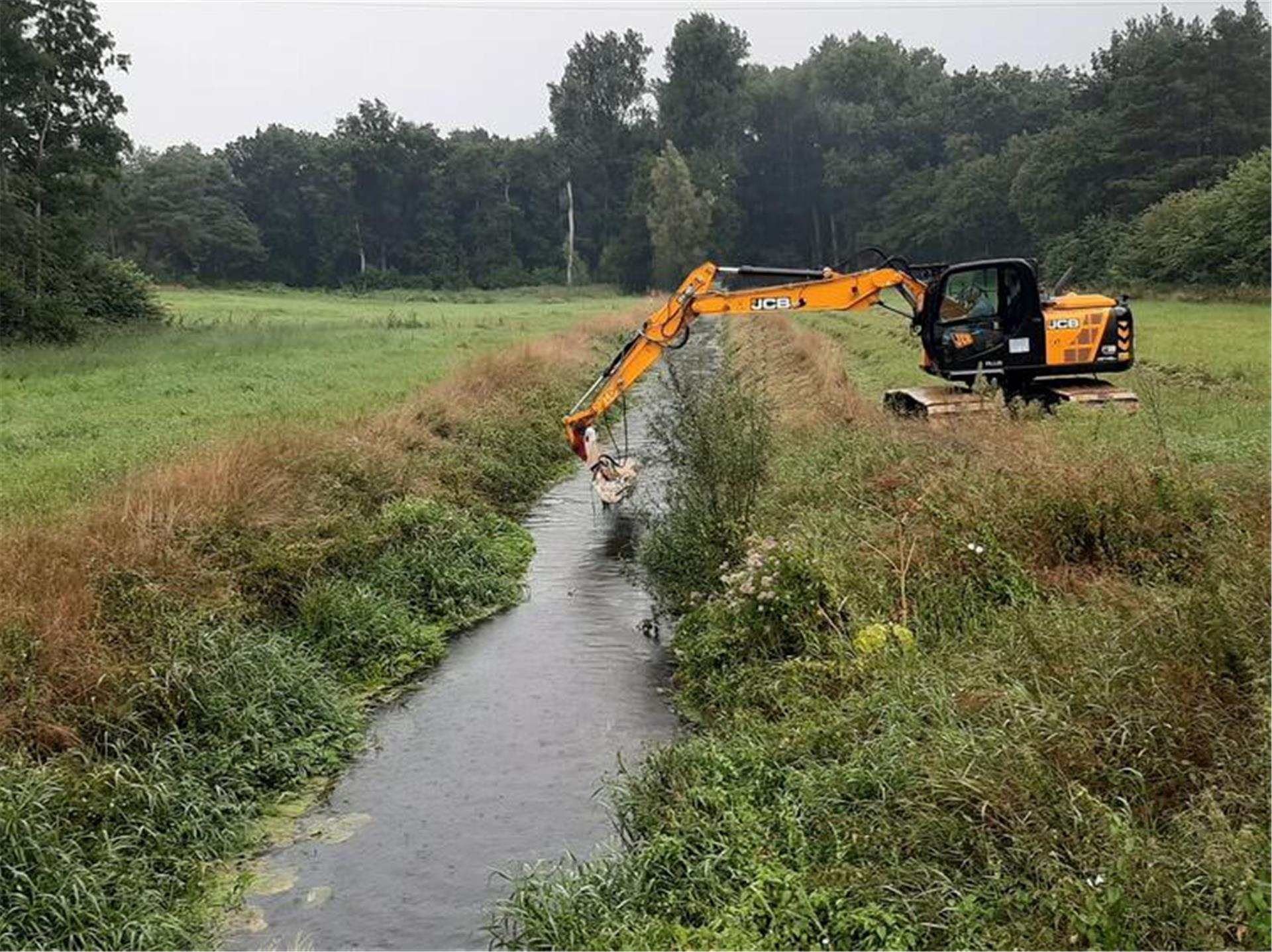 Räumbagger am Wasserlauf