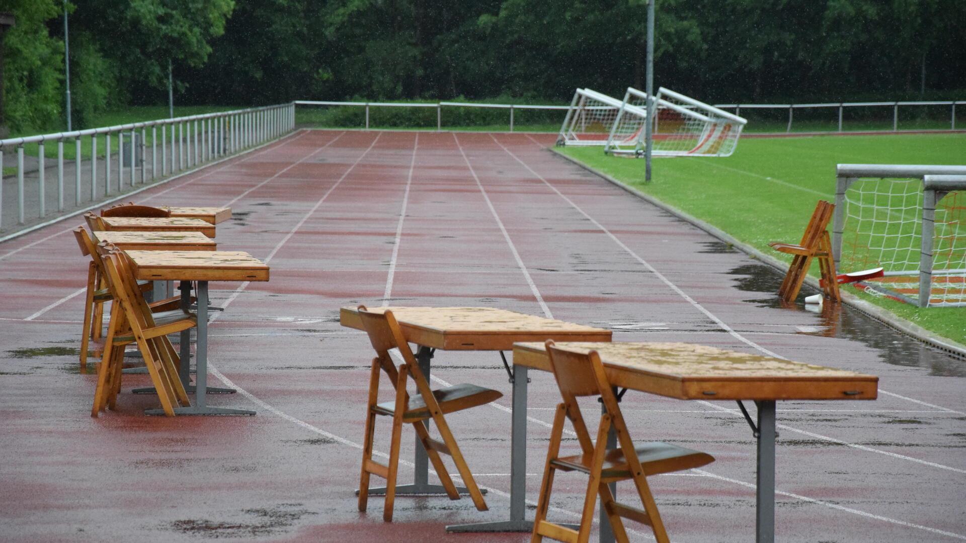 Anhaltender Regen bremste den geplanten Sponsorenlauf auf der Laufstrecke am Selsinger Sportplatz aus.