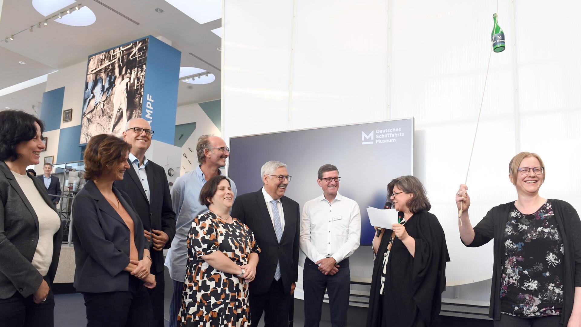 Anika Hübner (rechts) durfte die Schiffs-Installation auf den Namen „DSM Explorer“ taufen. Mit dabei (von links): Barbara Sturm (Leibniz-Gemeinschaft), Uta Grund (Bundesforschungsministerium), Regierungschef Andreas Bovenschulte, Museumsdirektorin Ruth Schilling, Detlef Weitz (Ausstellungsagentur „chezweitz“), Oberbürgermeister Melf Grantz, Matthias Templin (DSM) und Irene Strebl (Staatsrätin bei Wissenschaftssenatorin).