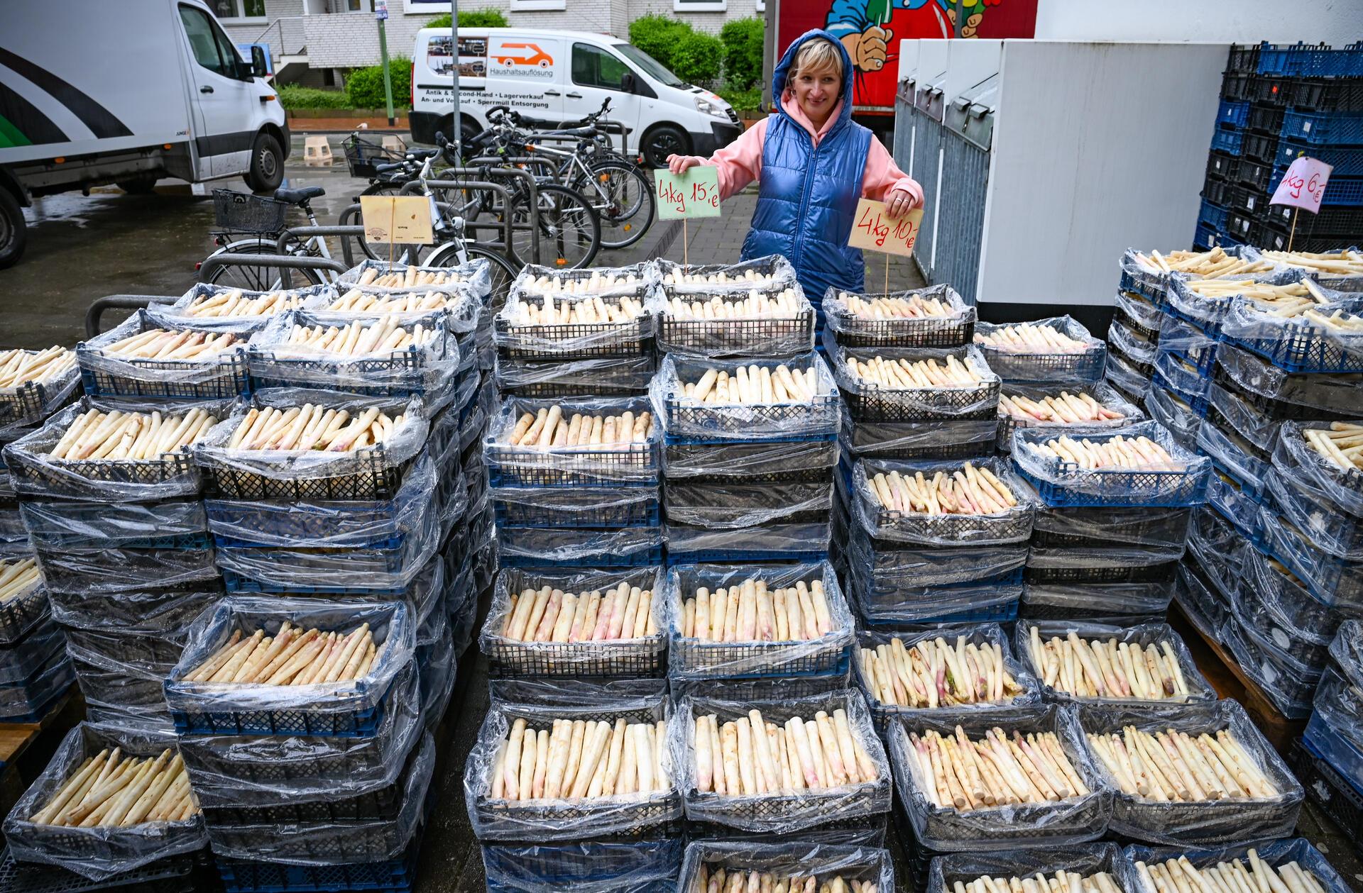 Anja Wasilewska verkauft Spargel statt Blumen gleich kistenweise und zum Sonderp...