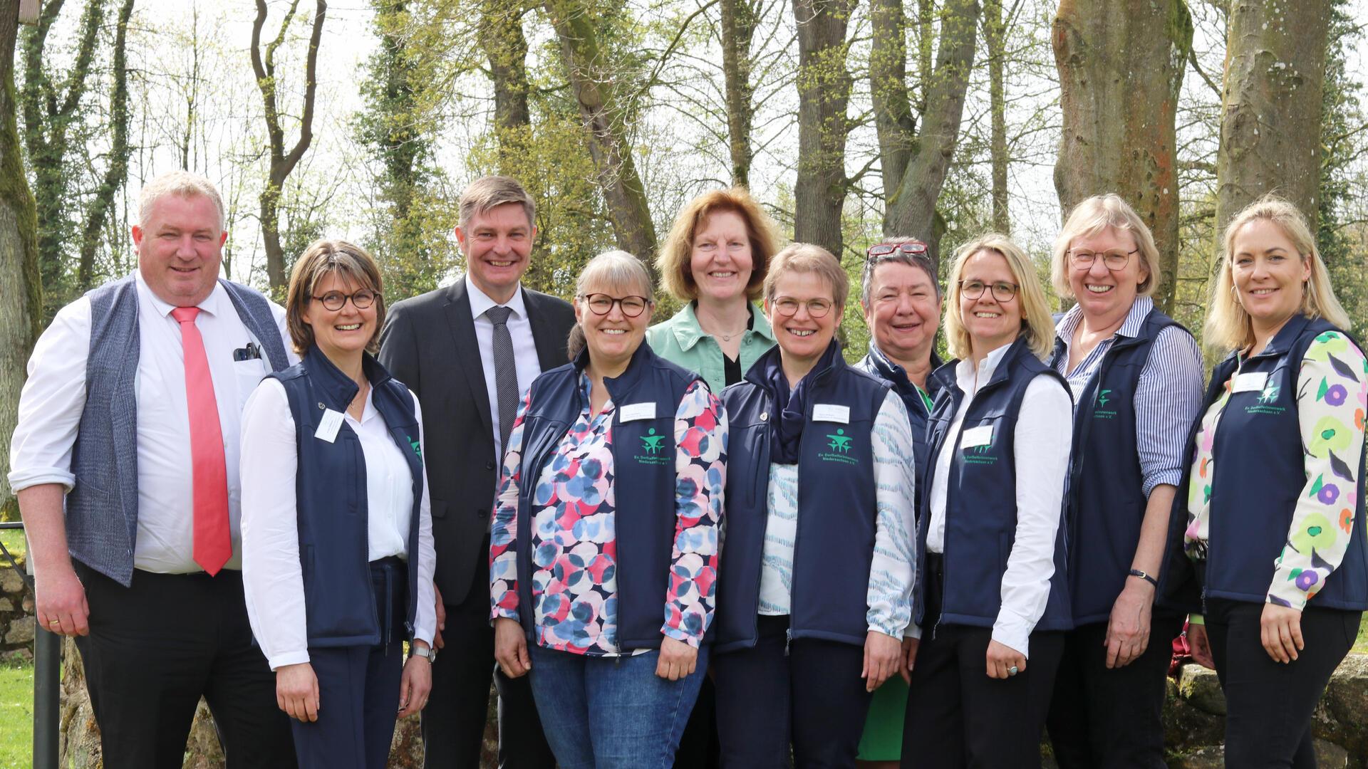 Anke Dittmers (vorne von links), Silke Gehlken, Doris Brünjes, Regina Witten, Heike Mohrmann und Sabine Lange nahmen die Glückwünsche von Alexander von Hammerstein (hinten v.l.), Carsten Stock, Thea Tomforde und Doris Brandt entgegen. Fotos: Baucke.