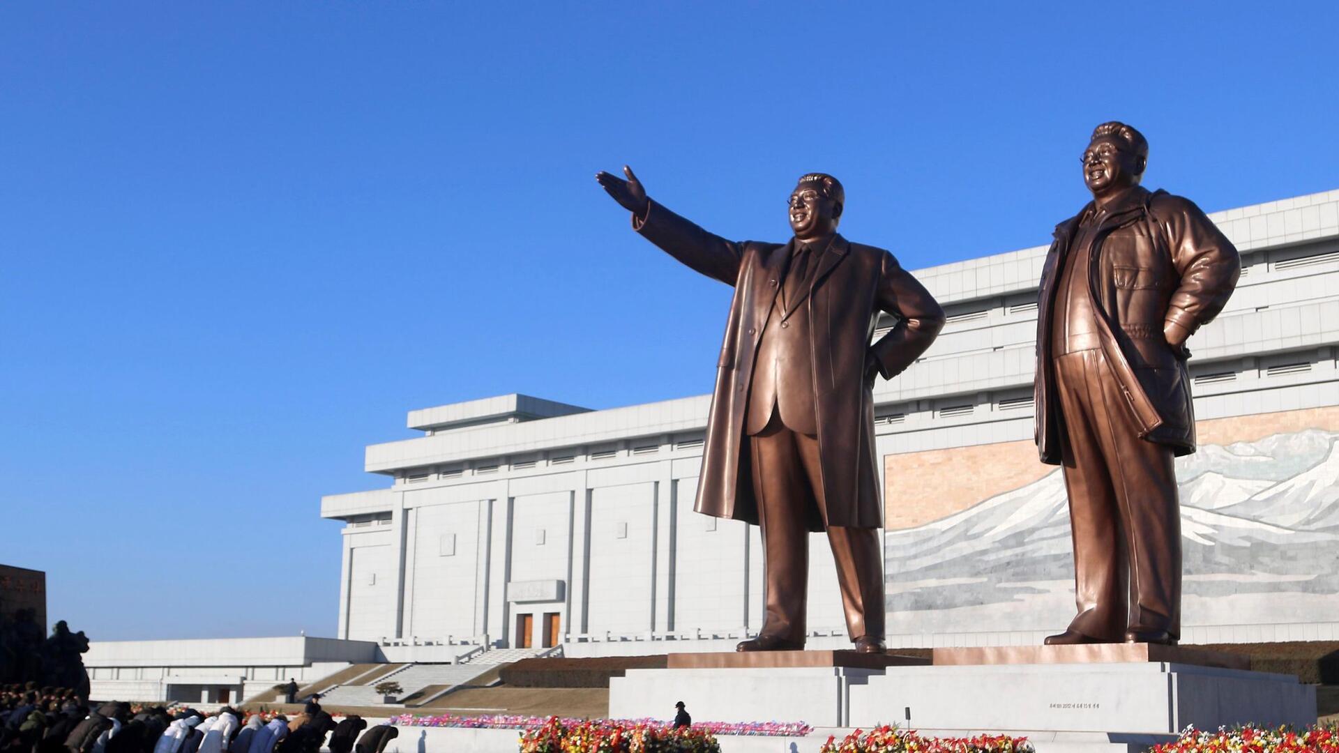 Anlässlich des 82. Geburtstages von Kim Jong Il (r) verneigen sich die Menschen in Nordkorea vor den Statuen ihrer verstorbenen Führer Kim Il Sung (l) und Kim Jong Il. Der ehemalige Machthaber starb 2011. Er war der Vater des jetzigen Machthabers Kim Jong Un.