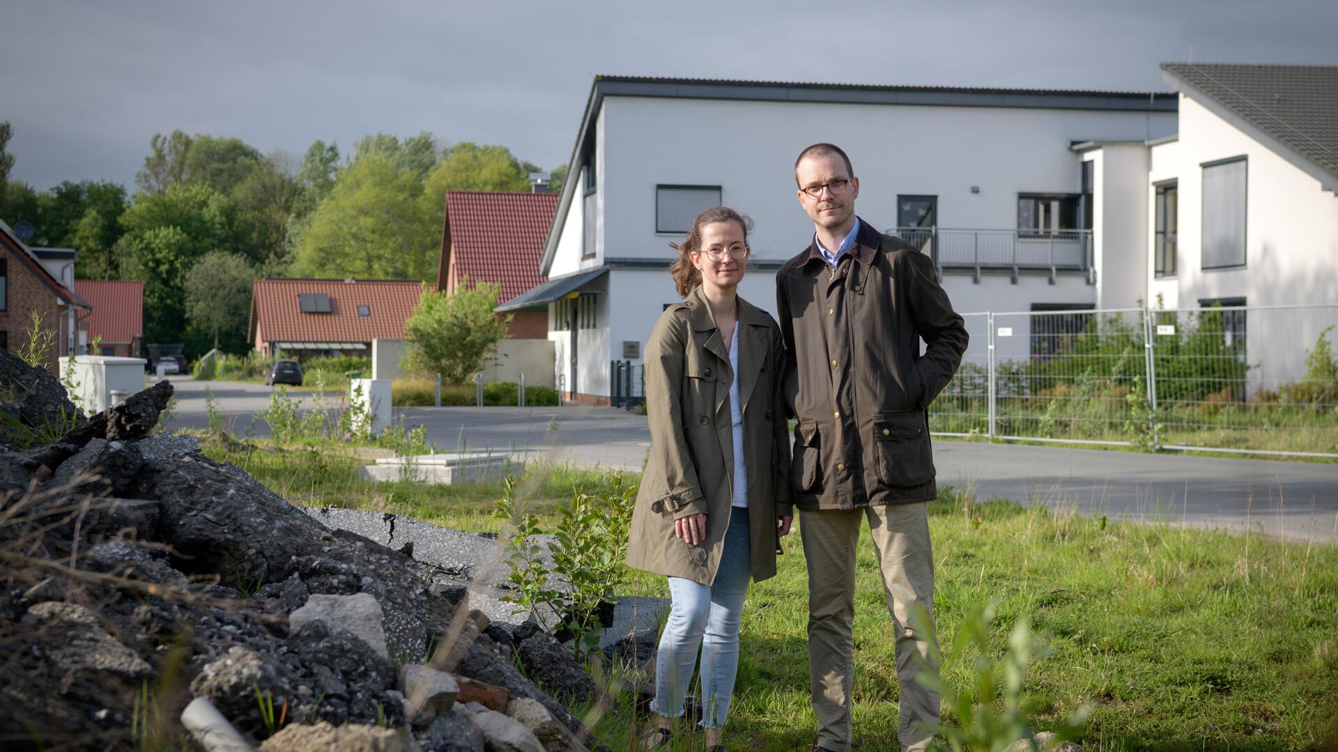 Annika und Jonas Nancken an der Zufahrt zum Neubaugebiet „Sportplatz-Quartier“ in Bremerhaven. Foto: Masorat